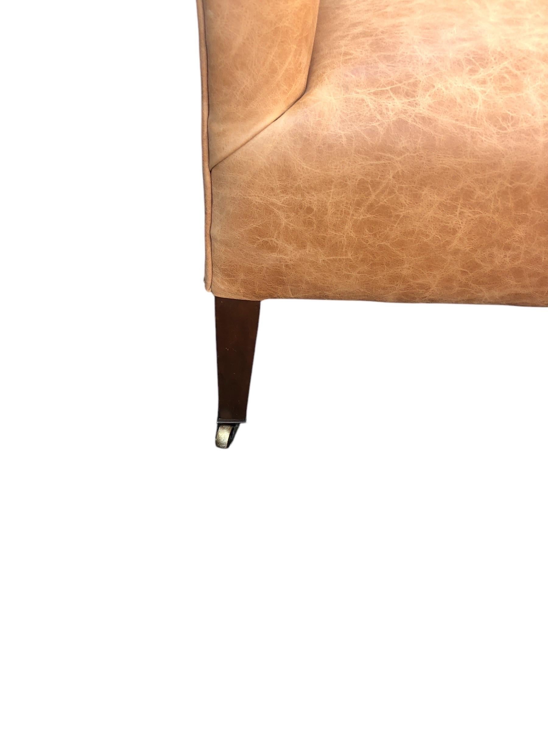 Début du 20ème siècle Paire de fauteuils club en cuir de style maison de campagne anglaise en vente