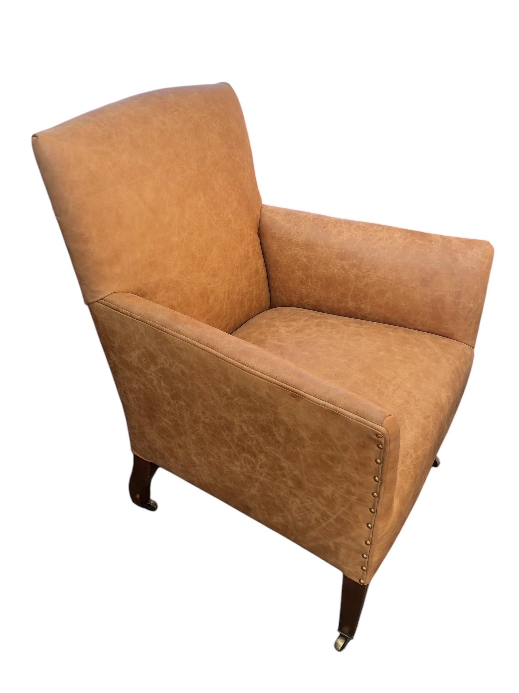 Paire de fauteuils club en cuir de style maison de campagne anglaise en vente 1