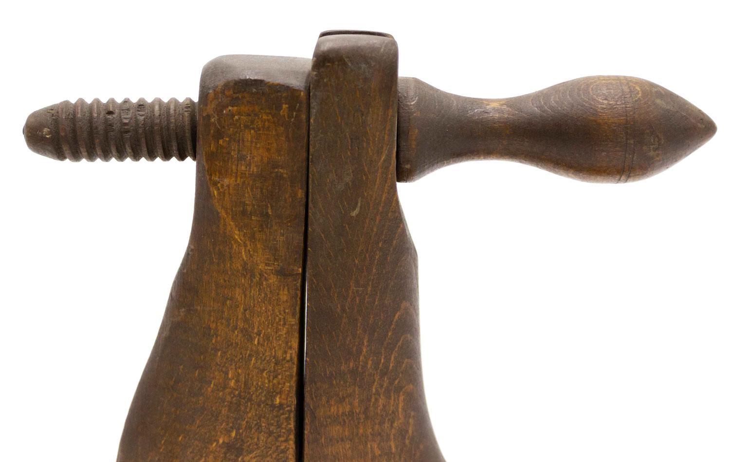 COPPIA di stampi per stivali regolabili in legno di pino in stile inglese con design a vite.