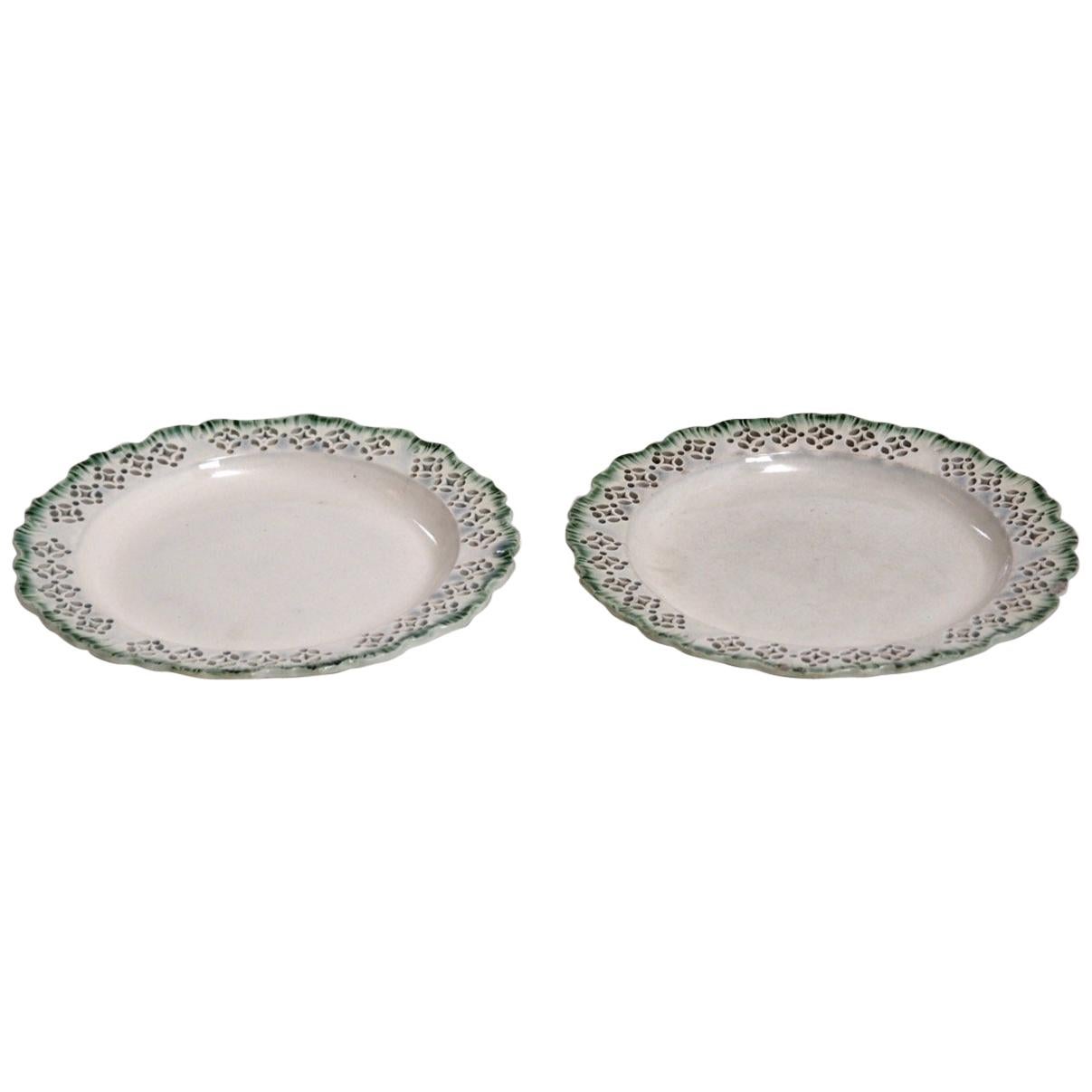 Coppia di piatti inglesi Creamware, XVIII secolo, provenienti da un'importante collezione danese