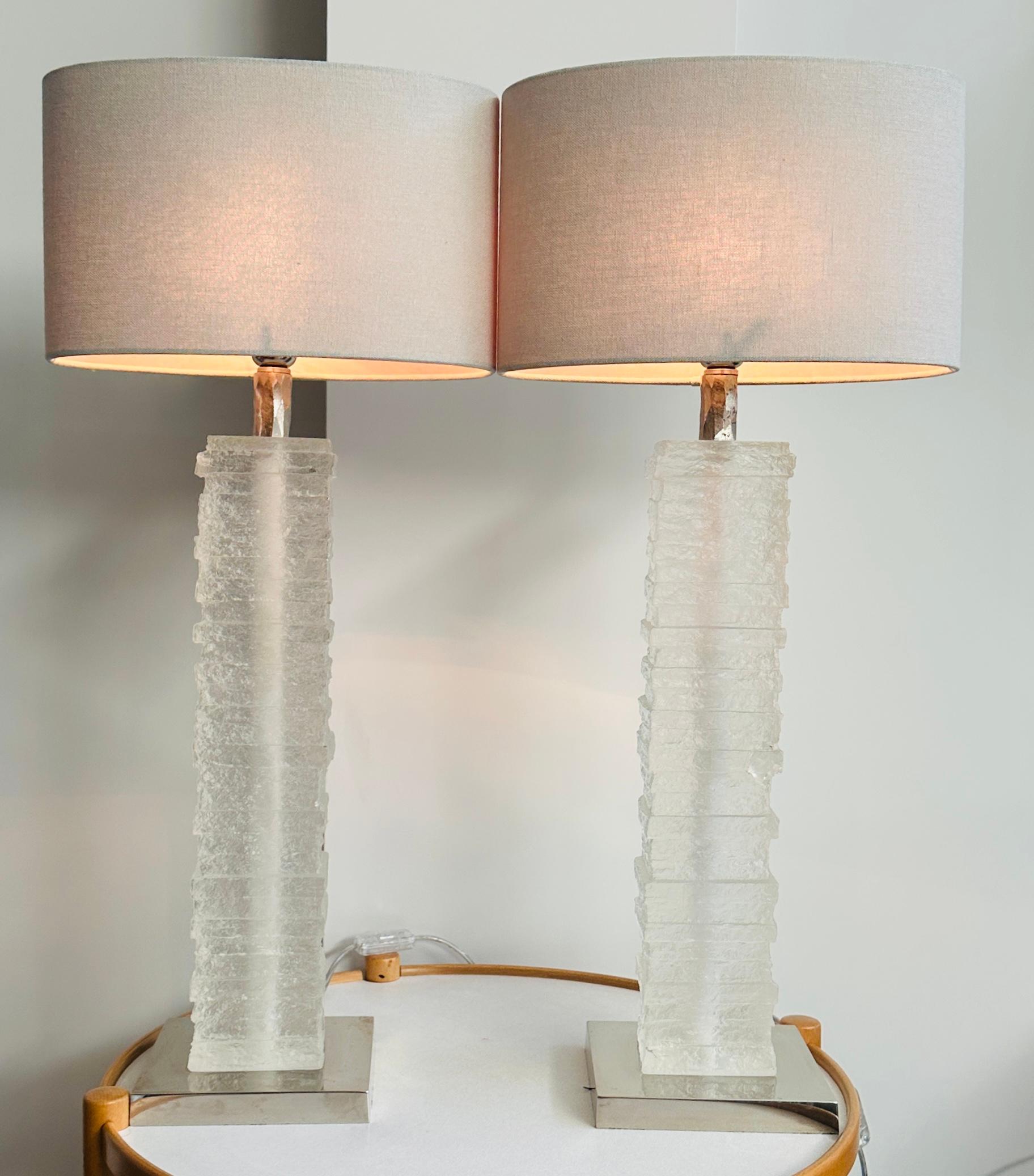Paar englische Strata-Säulen-Tischlampen aus Kristall und Milchglas Porta Romana aus Kristall (Moderne der Mitte des Jahrhunderts) im Angebot