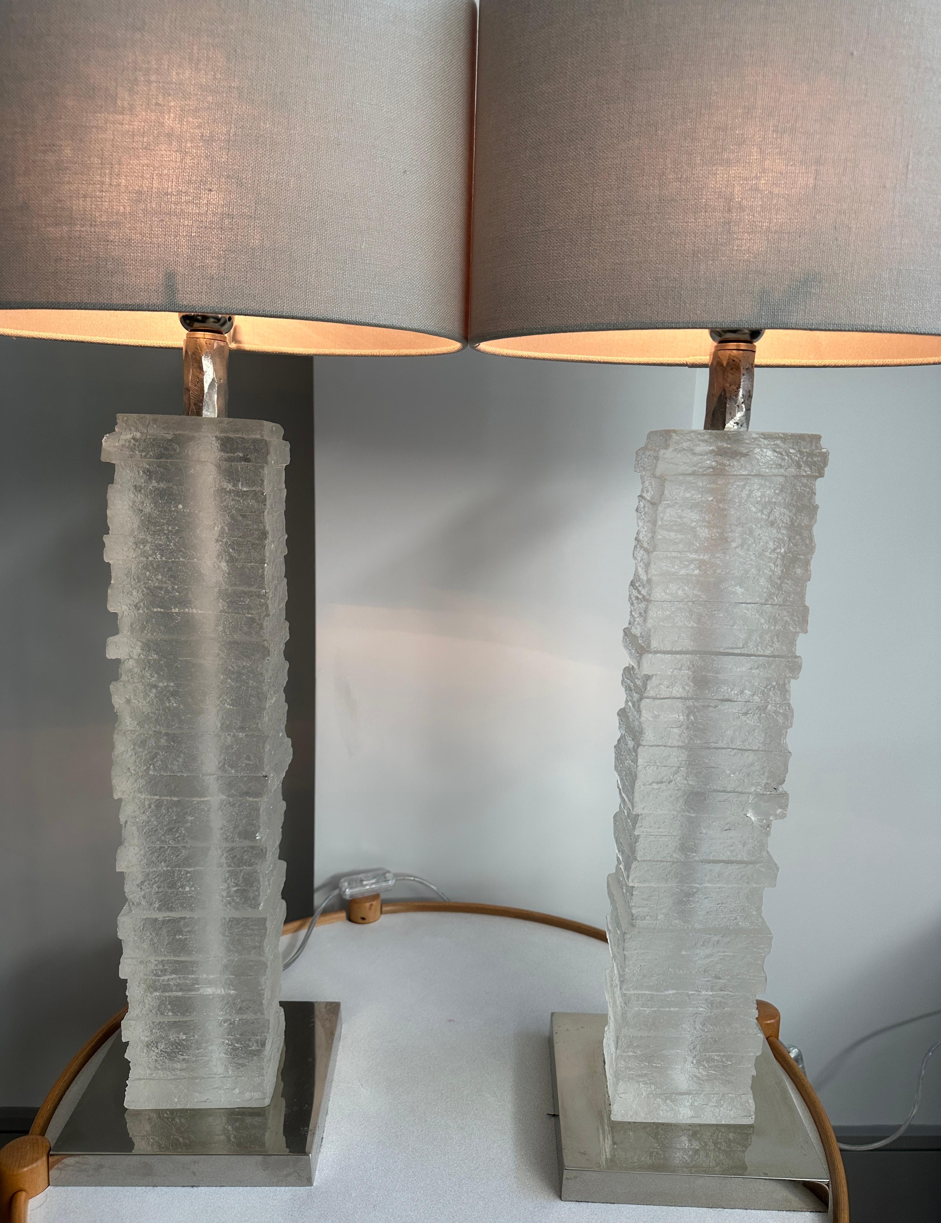 Paar englische Strata-Säulen-Tischlampen aus Kristall und Milchglas Porta Romana aus Kristall (Britisch) im Angebot