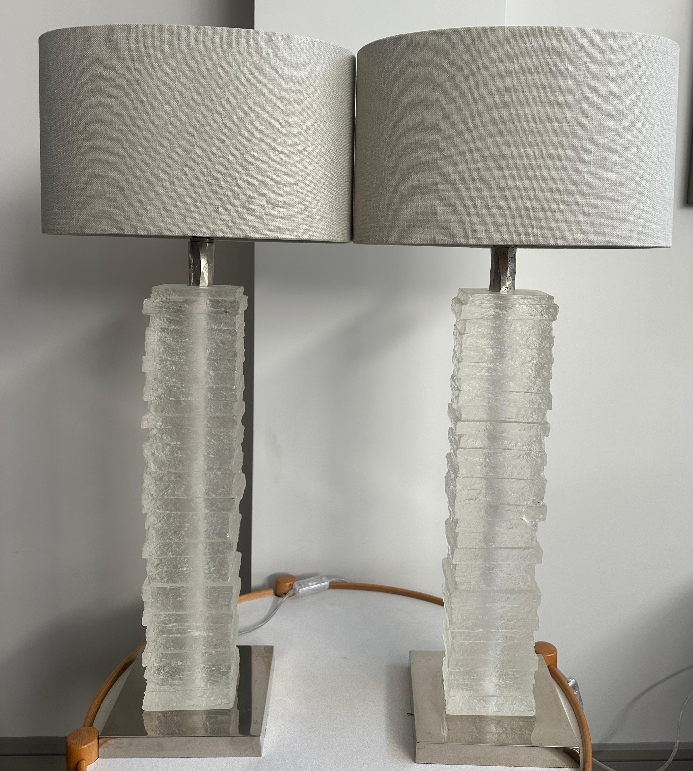 Paar englische Strata-Säulen-Tischlampen aus Kristall und Milchglas Porta Romana aus Kristall (21. Jahrhundert und zeitgenössisch) im Angebot