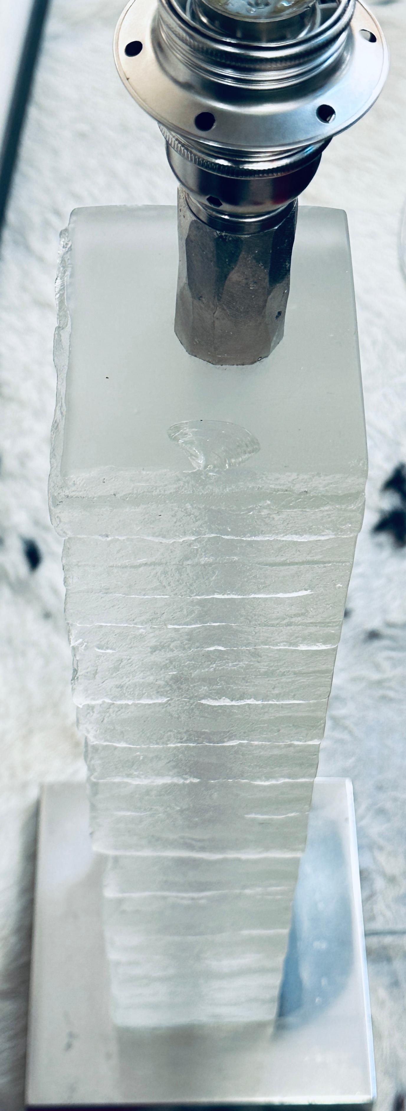 Paar englische Strata-Säulen-Tischlampen aus Kristall und Milchglas Porta Romana aus Kristall im Angebot 8