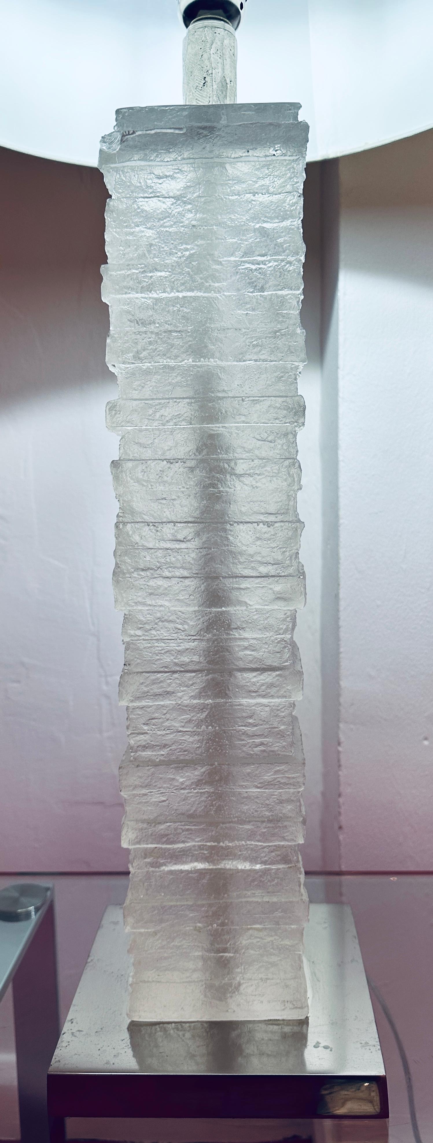 Paar englische Strata-Säulen-Tischlampen aus Kristall und Milchglas Porta Romana aus Kristall im Angebot 1