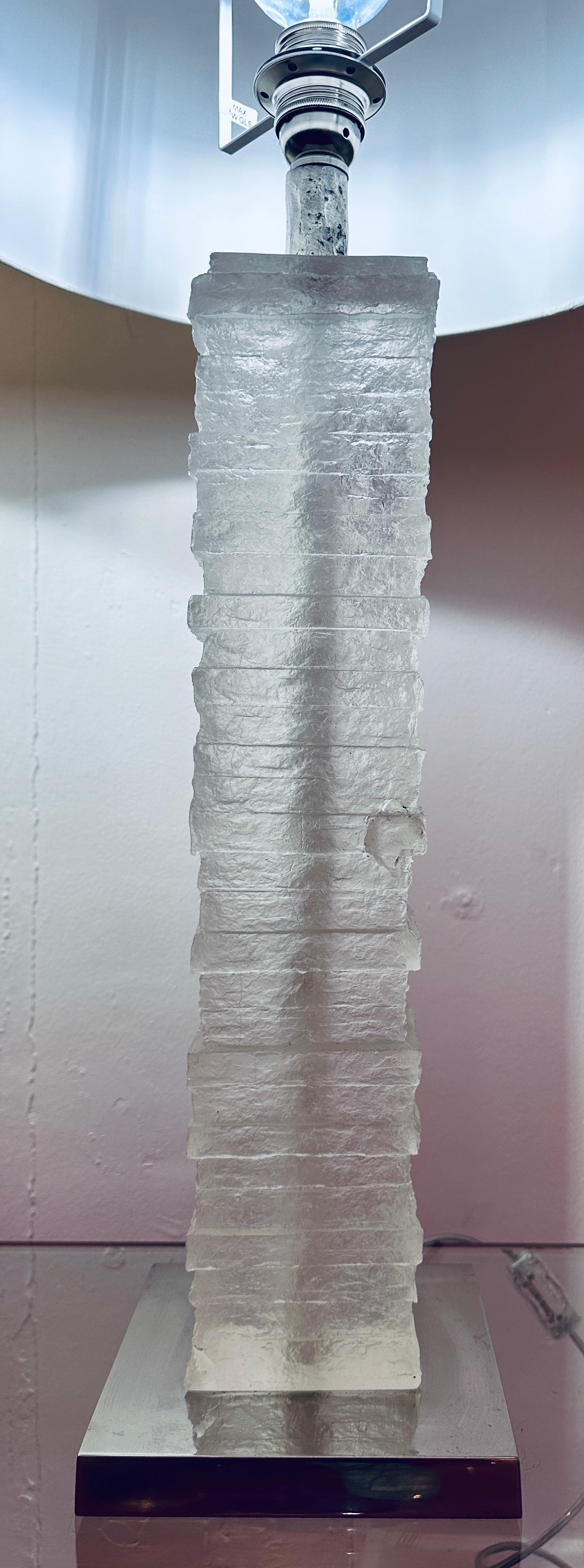 Paar englische Strata-Säulen-Tischlampen aus Kristall und Milchglas Porta Romana aus Kristall im Angebot 2