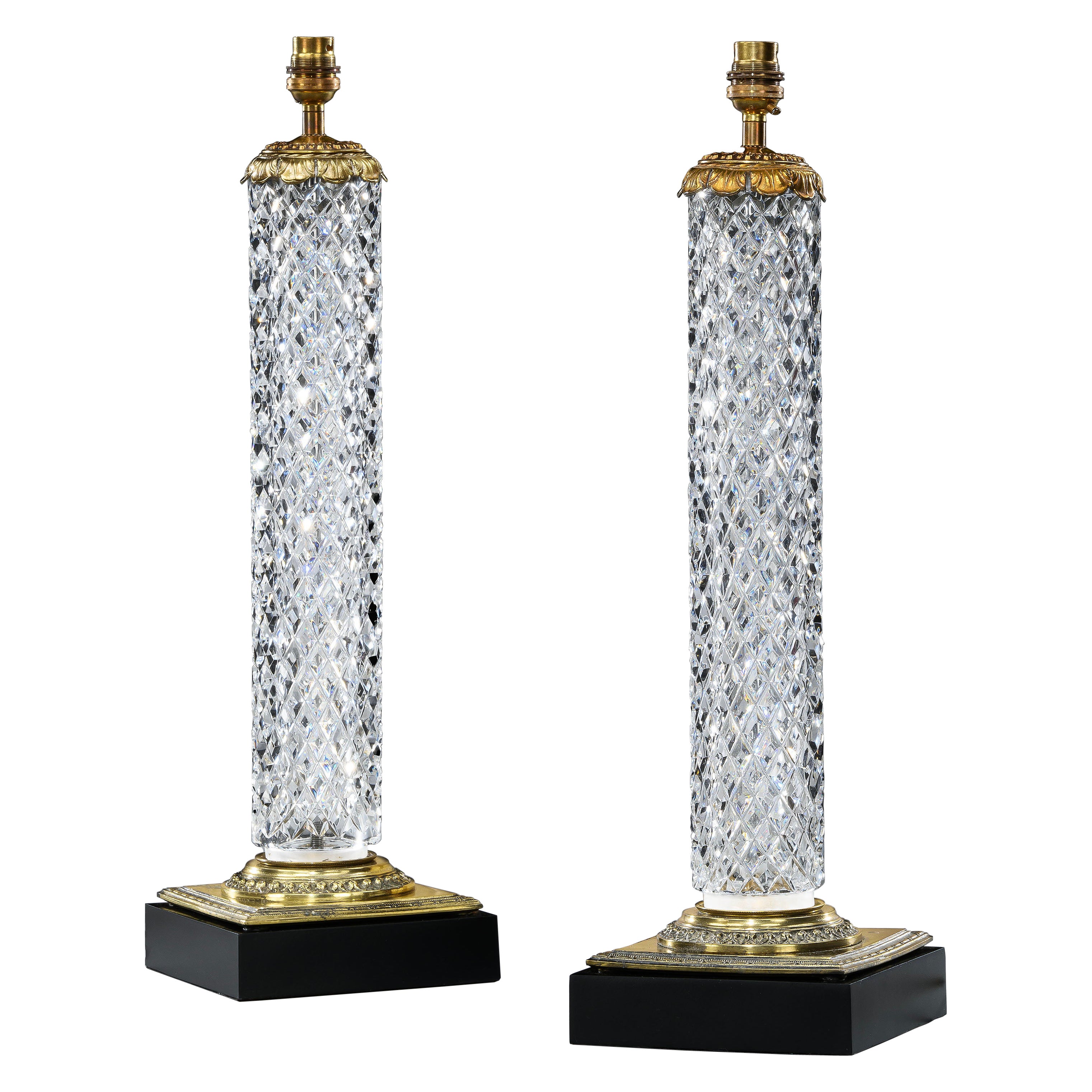 Coppia di lampade da tavolo inglesi del XX secolo con vetro tagliato e metallo dorato