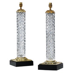 Paire de lampes de table anglaises en verre taillé et métal doré du 20e siècle