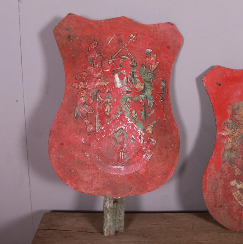 Pair of English decorative painted shields with coats of arms. 1940.



Dimensions
18 inches (46 cms) wide
3 inches (8 cms) deep
24 inches (61 cms) high.