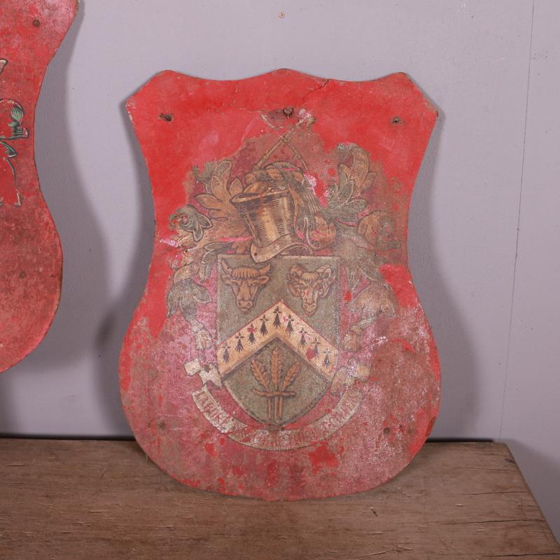 Pair of English Decorative Painted Shields In Good Condition For Sale In Leamington Spa, Warwickshire