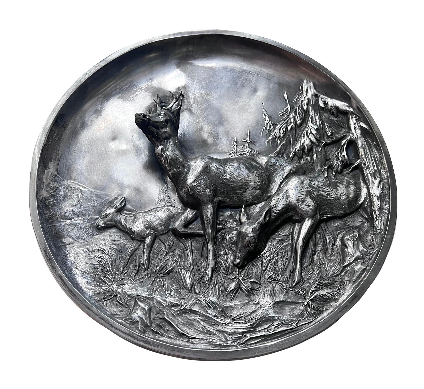 A pair of circa 1900s English silver plated wall plaques depicting deer.

Measurements:
Diameter 18