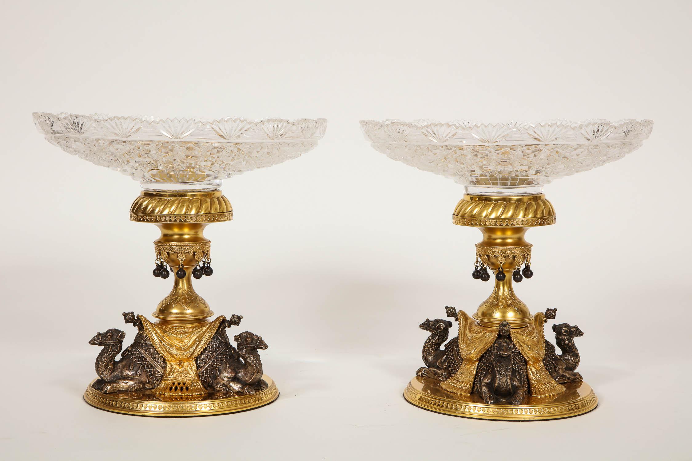 Anglo-indien Paire de centres de table anglais en bronze doré et argenté en forme de camel pour le marché orientaliste en vente
