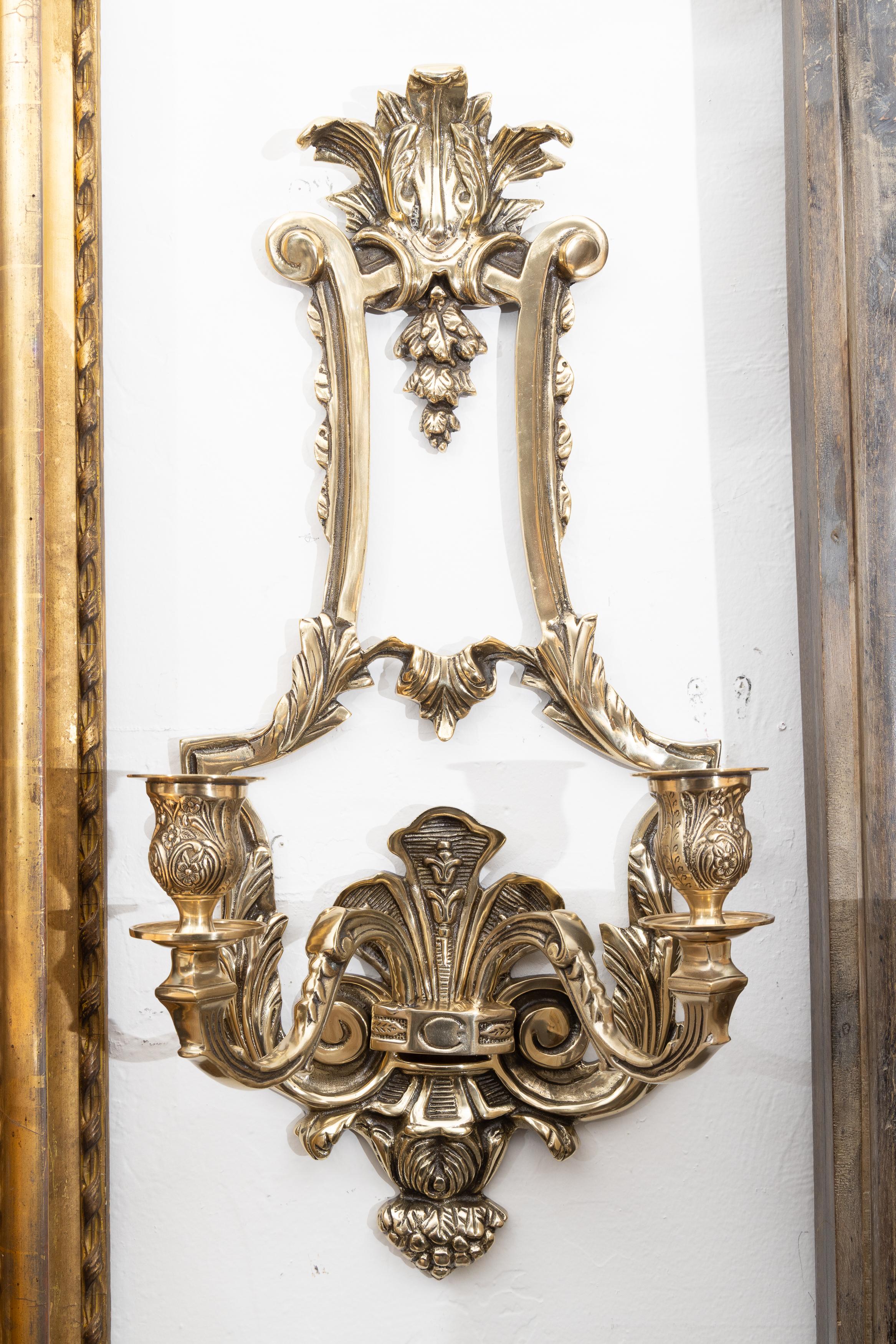 Si tratta di una maestosa coppia di tradizionali appliques inglesi a due bracci in ottone. 