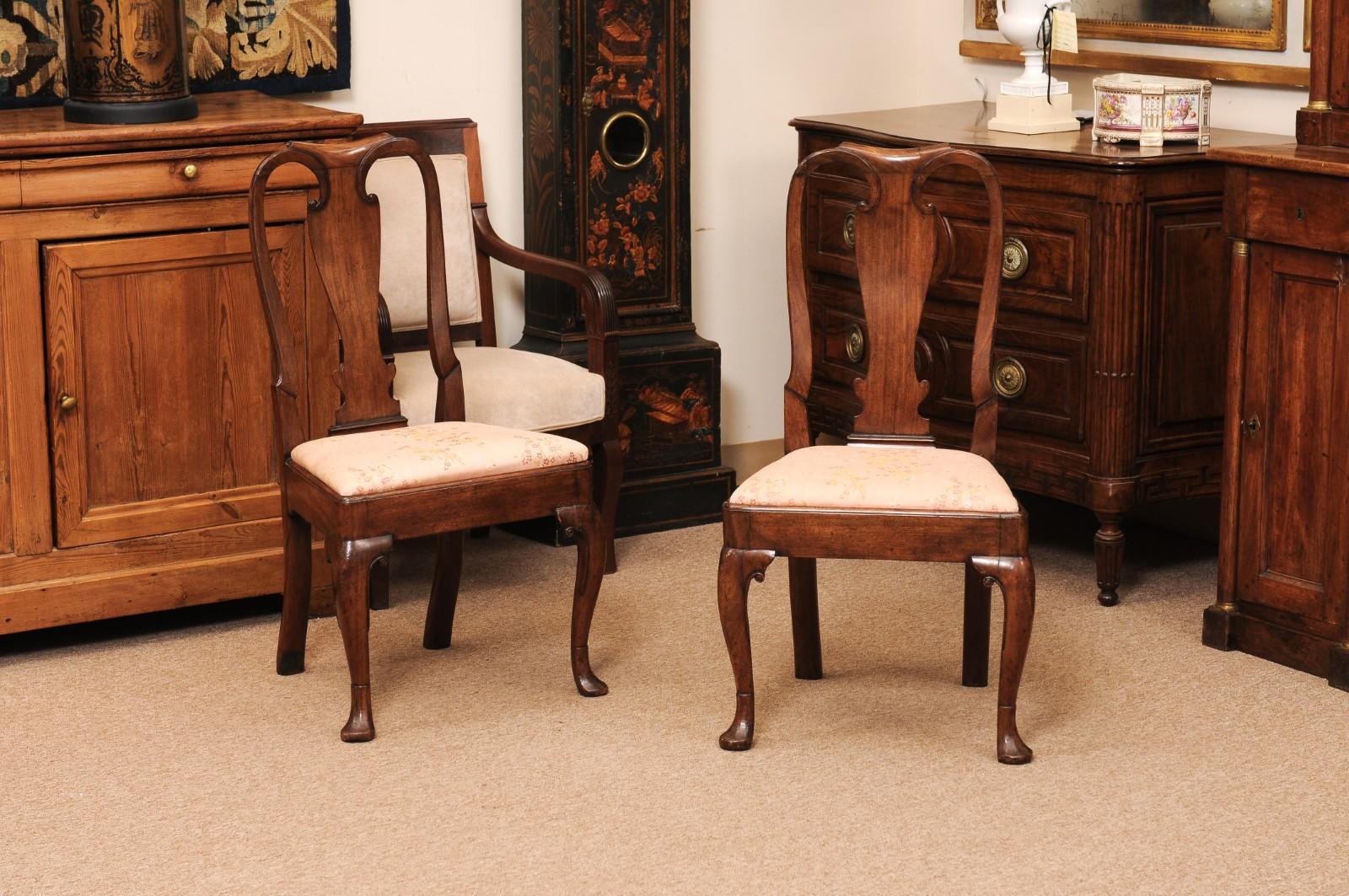 Anglais Paire de chaises d'appoint en noyer George I du début du XVIIIe siècle en vente