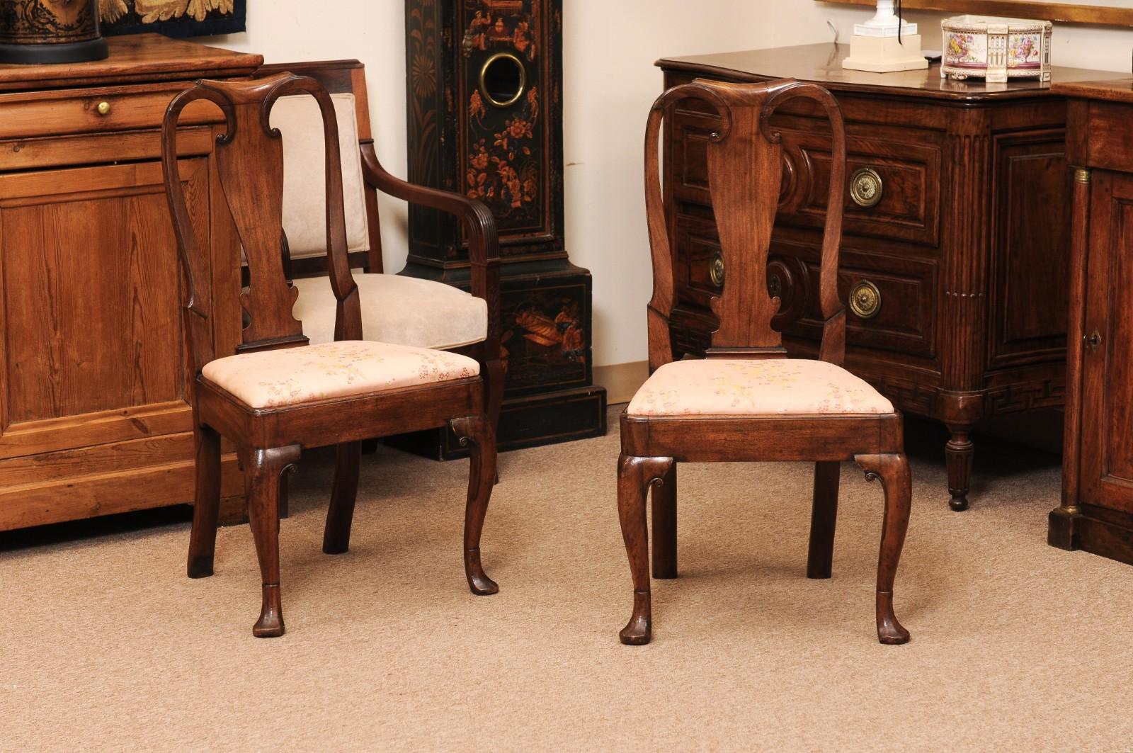 Paire de chaises d'appoint en noyer George I du début du XVIIIe siècle État moyen - En vente à Atlanta, GA
