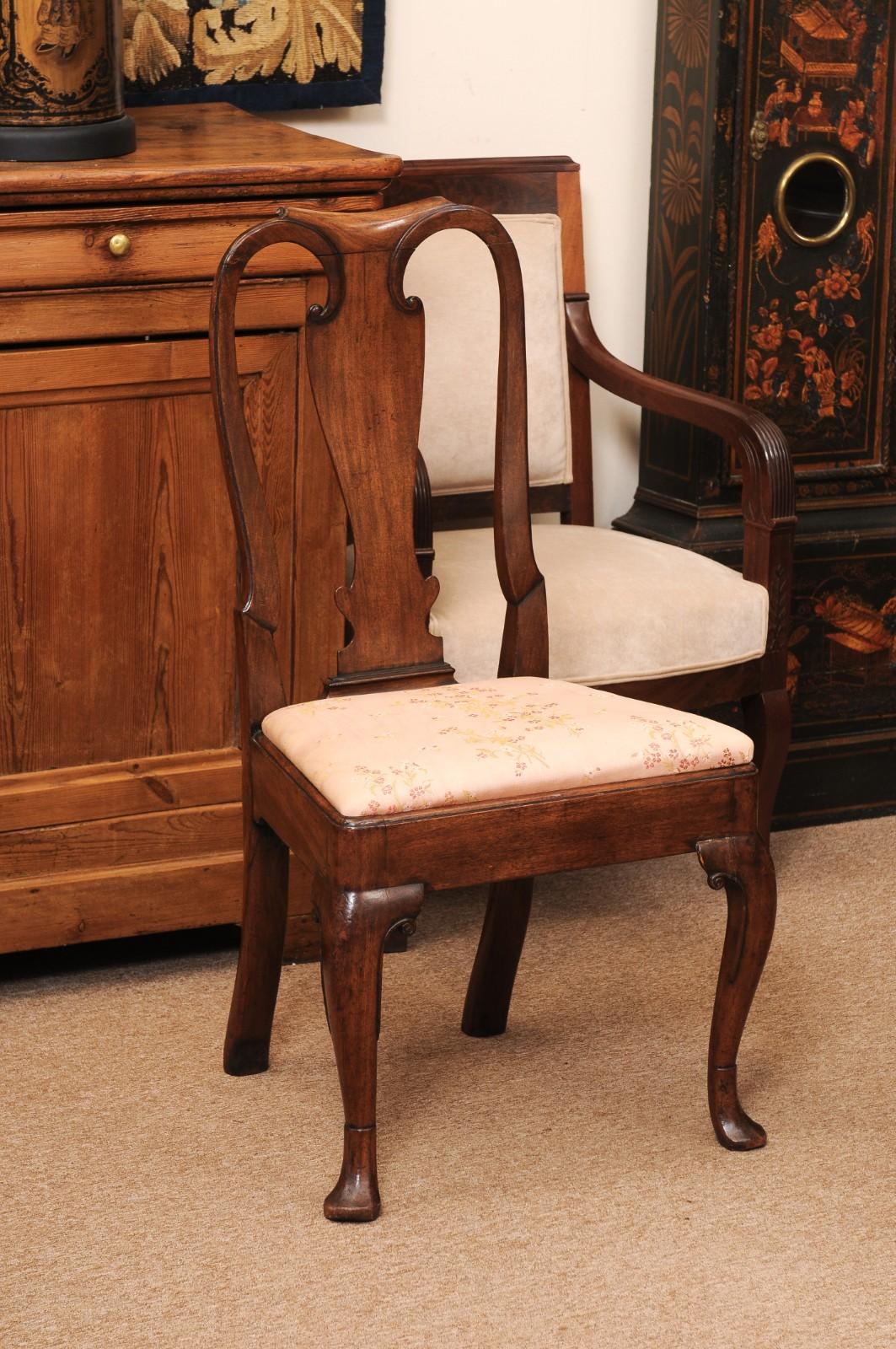 XVIIIe siècle et antérieur Paire de chaises d'appoint en noyer George I du début du XVIIIe siècle en vente