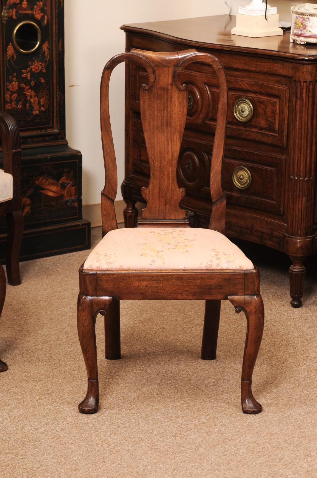 Noyer Paire de chaises d'appoint en noyer George I du début du XVIIIe siècle en vente