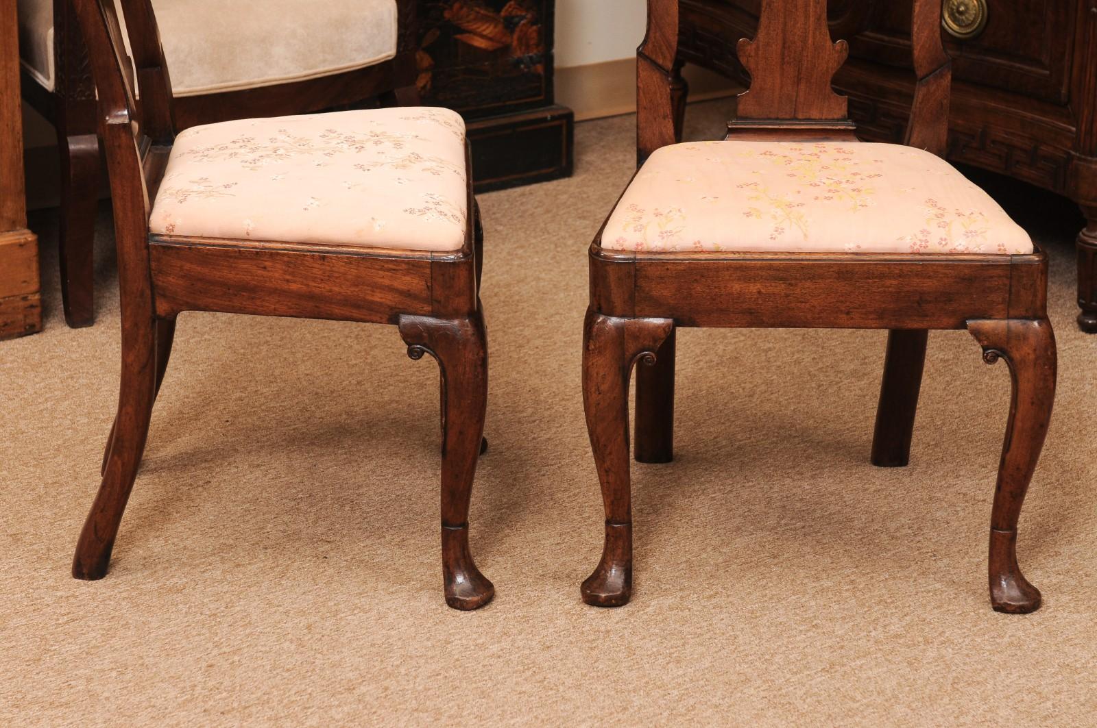 Paire de chaises d'appoint en noyer George I du début du XVIIIe siècle en vente 1