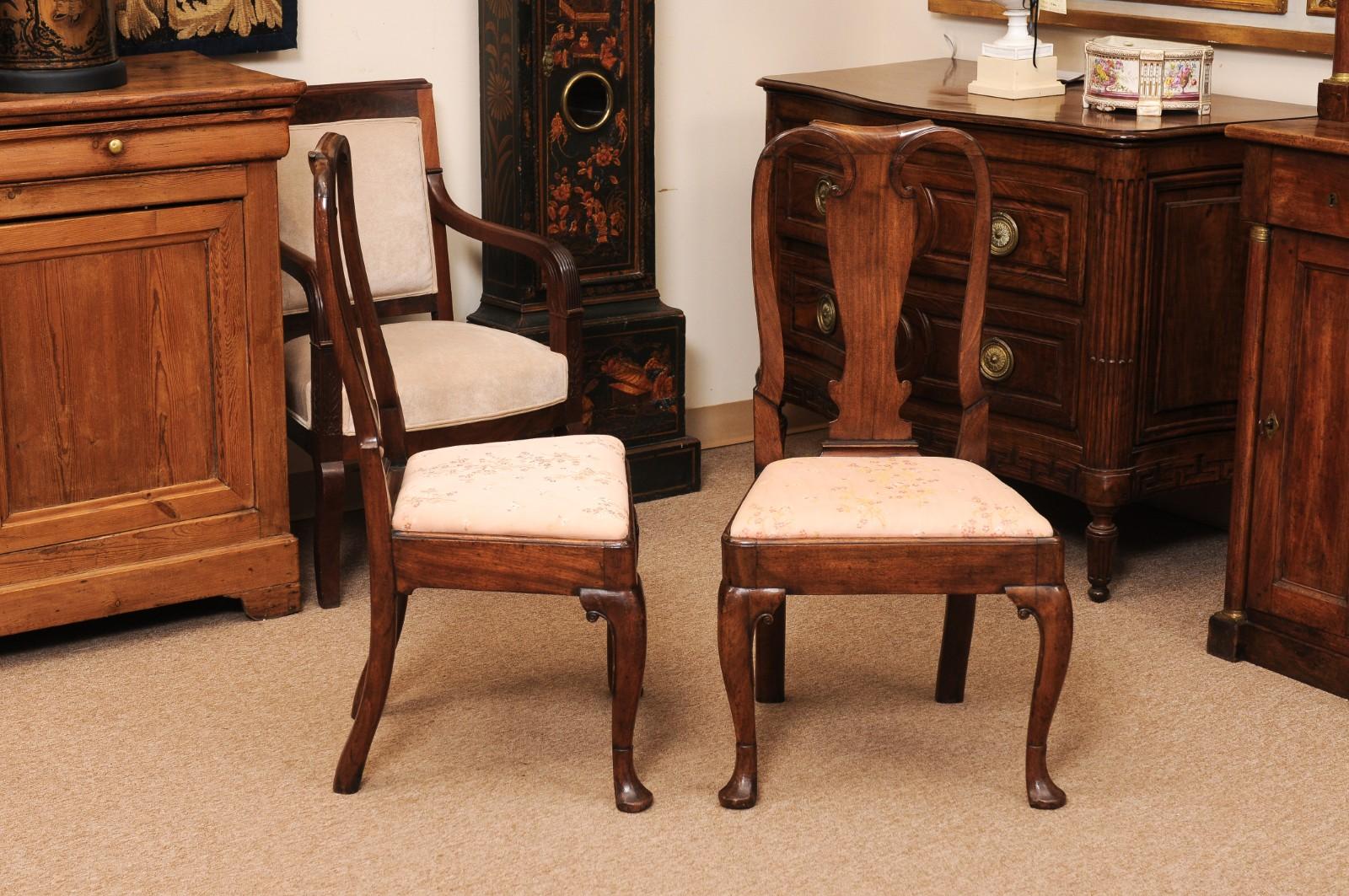 Paire de chaises d'appoint en noyer George I du début du XVIIIe siècle en vente 3