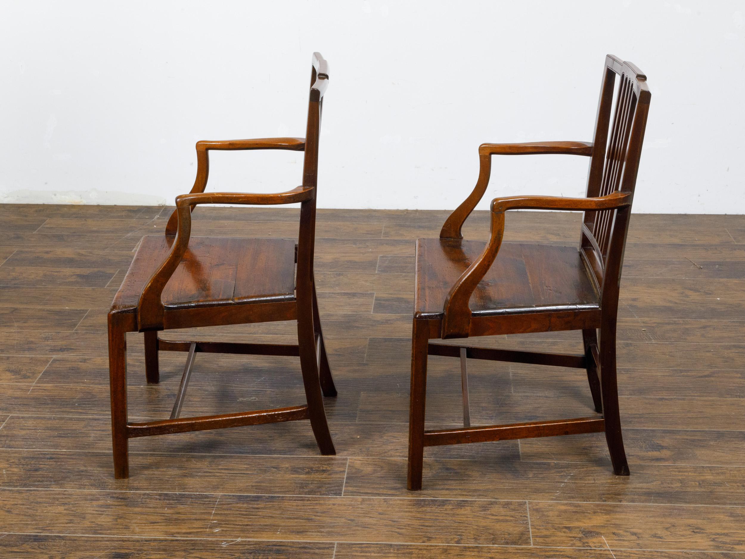 Sculpté Paire de chaises anglaises du début du 19e siècle à assise en planches et accoudoirs à volutes en vente