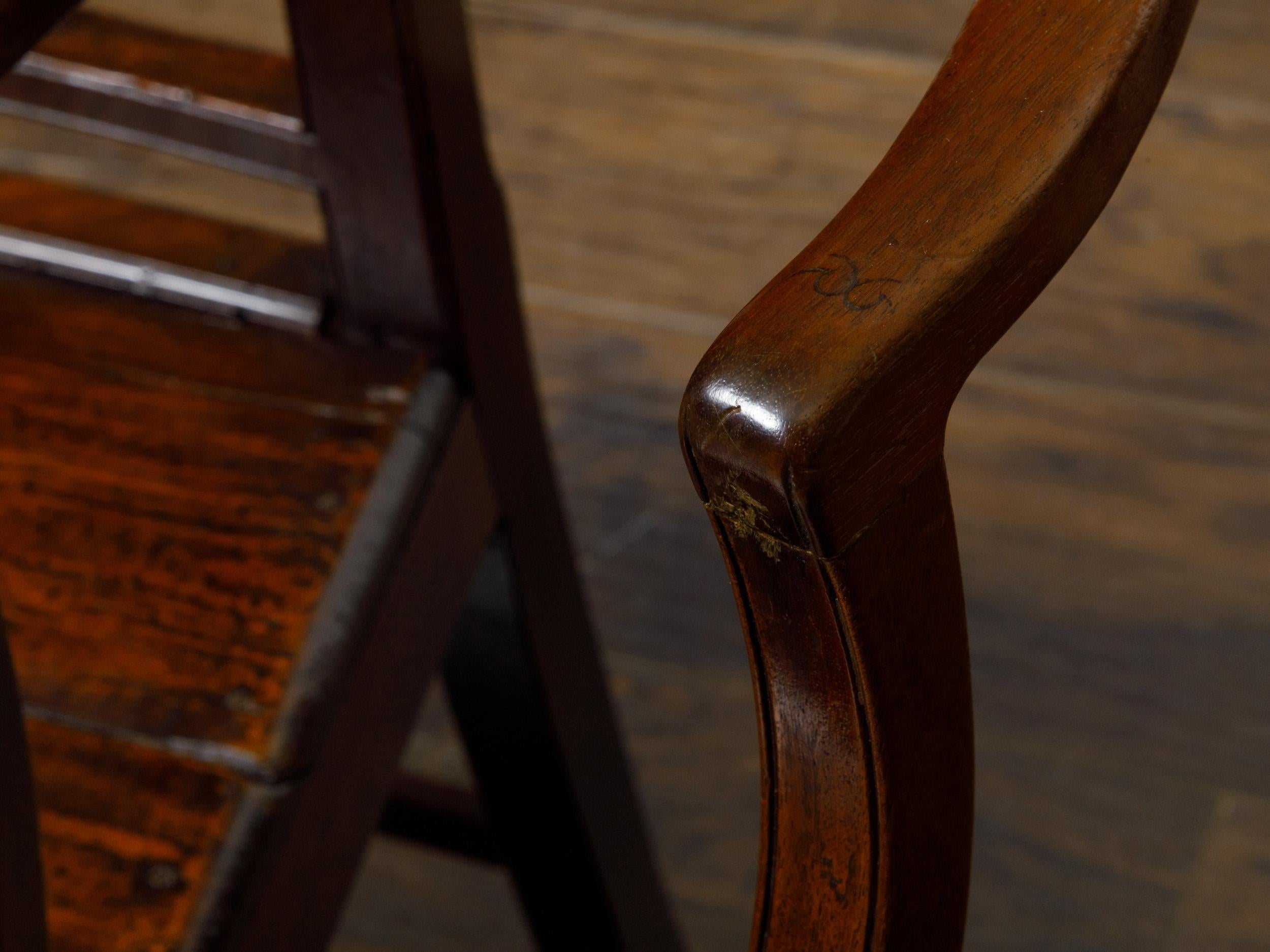 Paire de chaises anglaises du début du 19e siècle à assise en planches et accoudoirs à volutes en vente 1