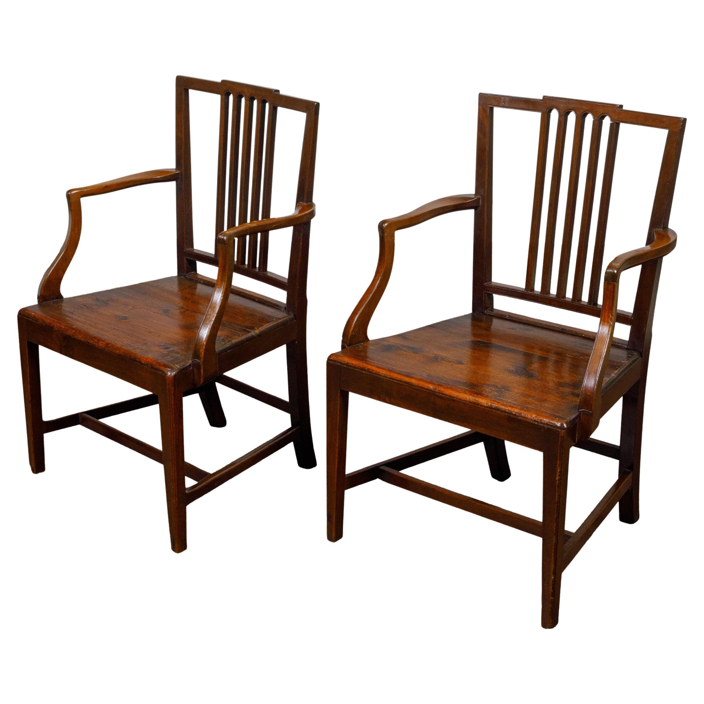 Paire de chaises anglaises du début du 19e siècle à assise en planches et accoudoirs à volutes
