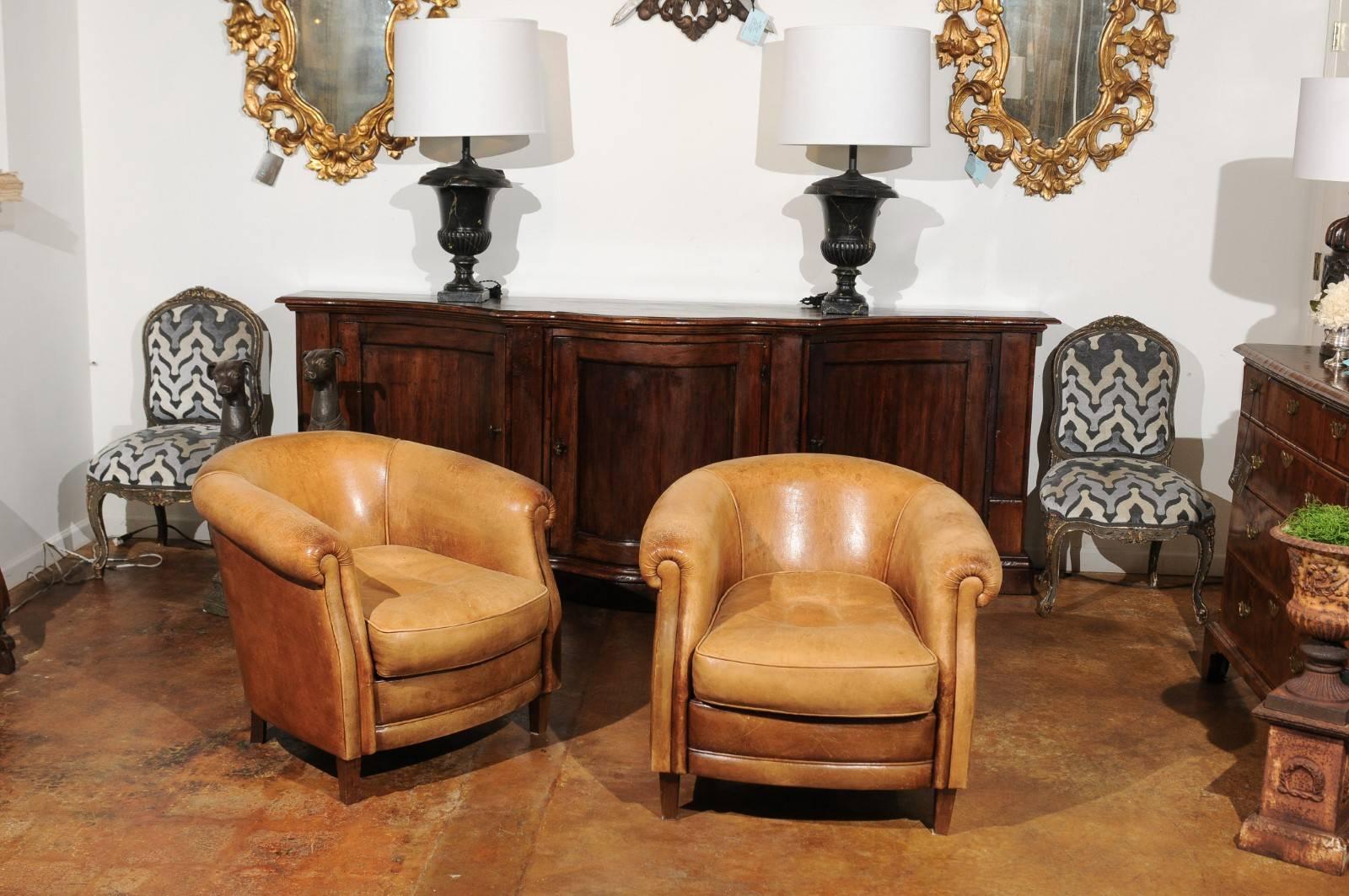 Pair of English Early 20th Century Caramel Leather Club Chairs with Rolled Arms In Good Condition In Atlanta, GA
