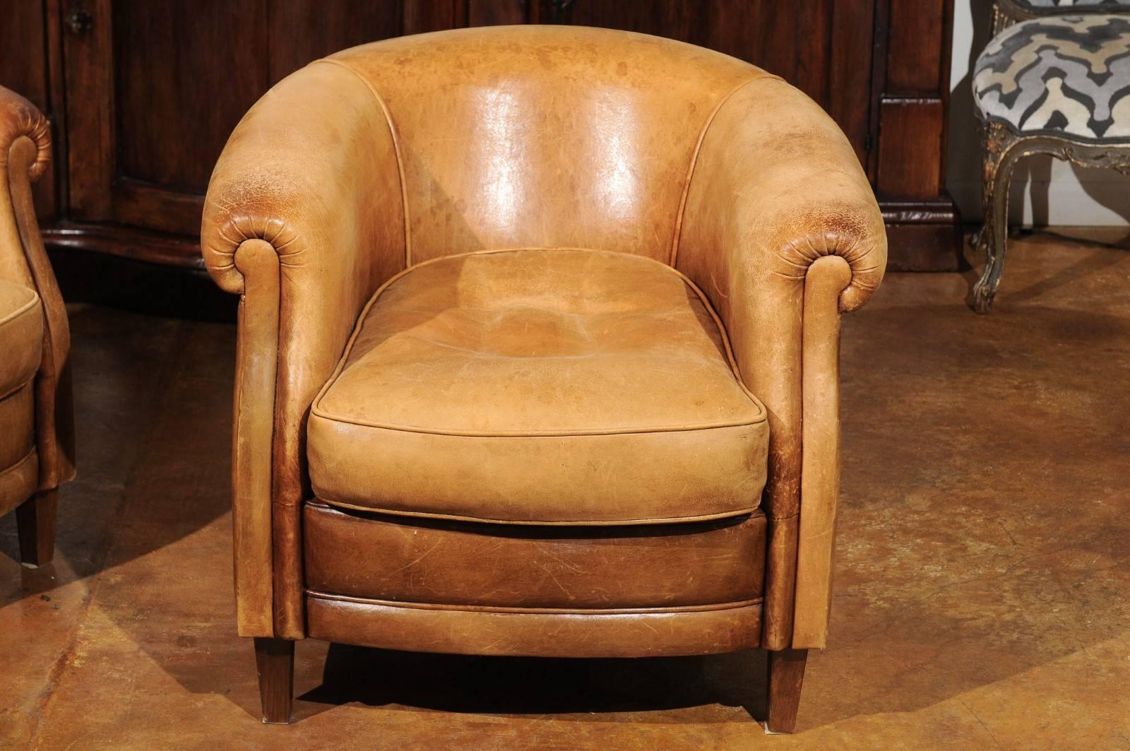 Pair of English Early 20th Century Caramel Leather Club Chairs with Rolled Arms 1