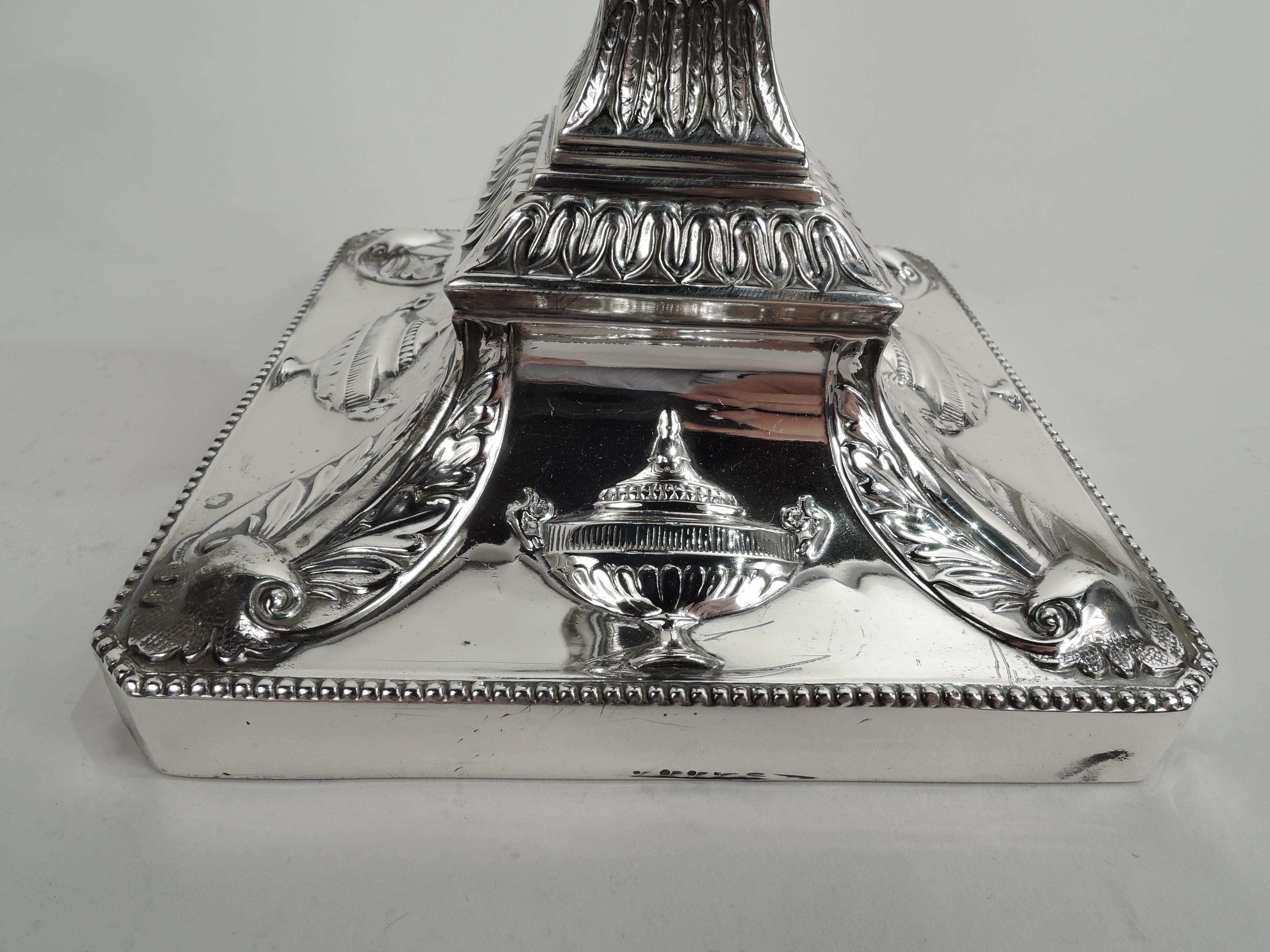 Pair of English Edwardian Classical Sterling Silver Candlesticks In Good Condition In New York, NY