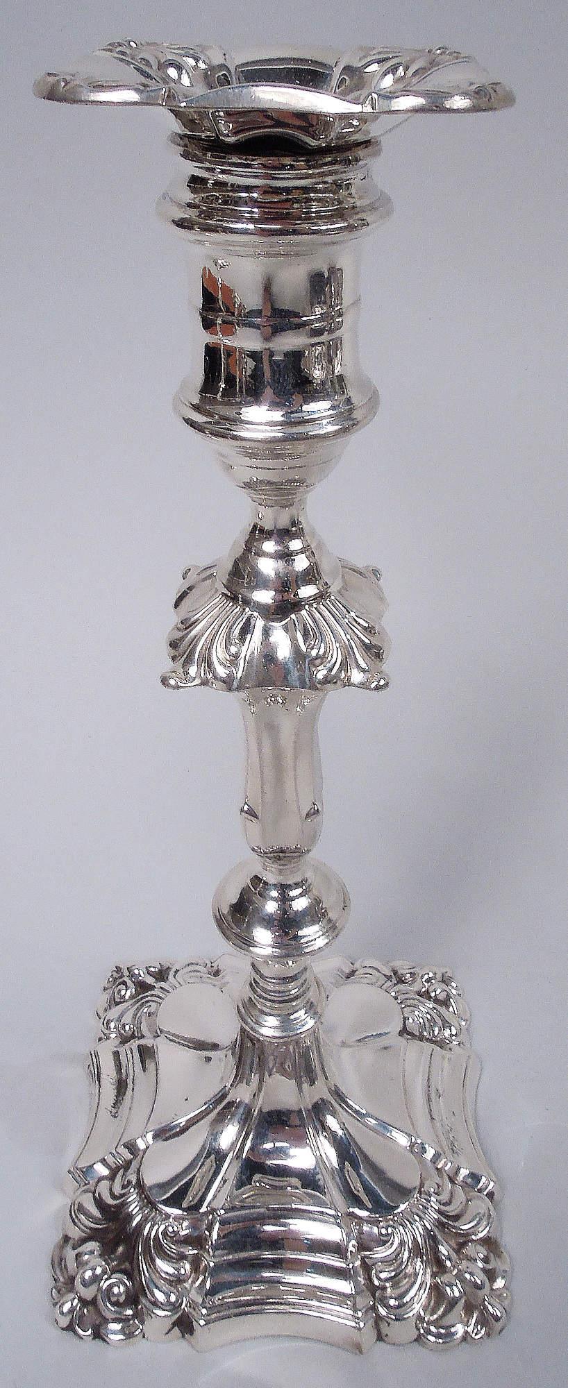 Pair of Edwardian Georgian sterling silver candlesticks. Made by Munsey & Co. in Cambridge in 1903. Each: Banded spool socket with detachable concave square bobeche; flanged and knopped shaft on raised and stepped concave square foot with scrolling
