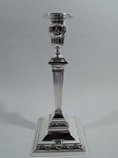 Coppia di candelieri inglesi edoardiani neoclassici in argento sterling