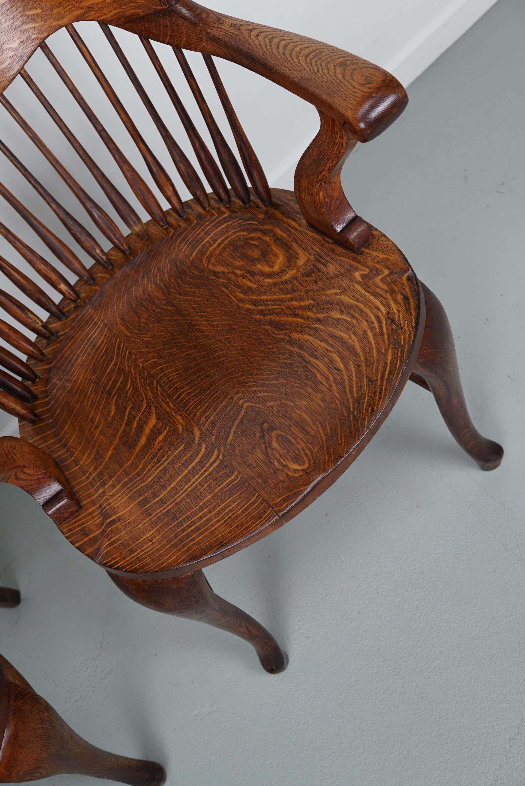 Début du 20ème siècle Paire de chaises de bureau de capitaine en chêne anglais édouardien à dossier en fuseau en vente
