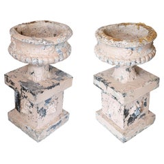 Paire d'urnes en pierre reconstituée de la période édouardienne anglaise des années 1900 avec têtes de lion