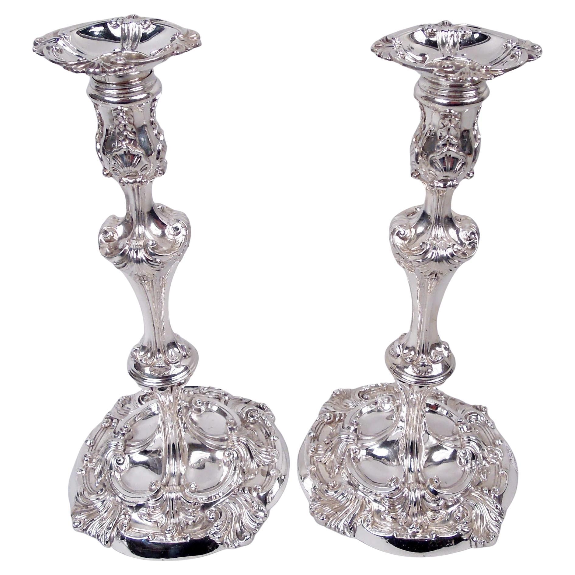 Coppia di candelieri rococò inglesi in argento sterling, 1914 in vendita