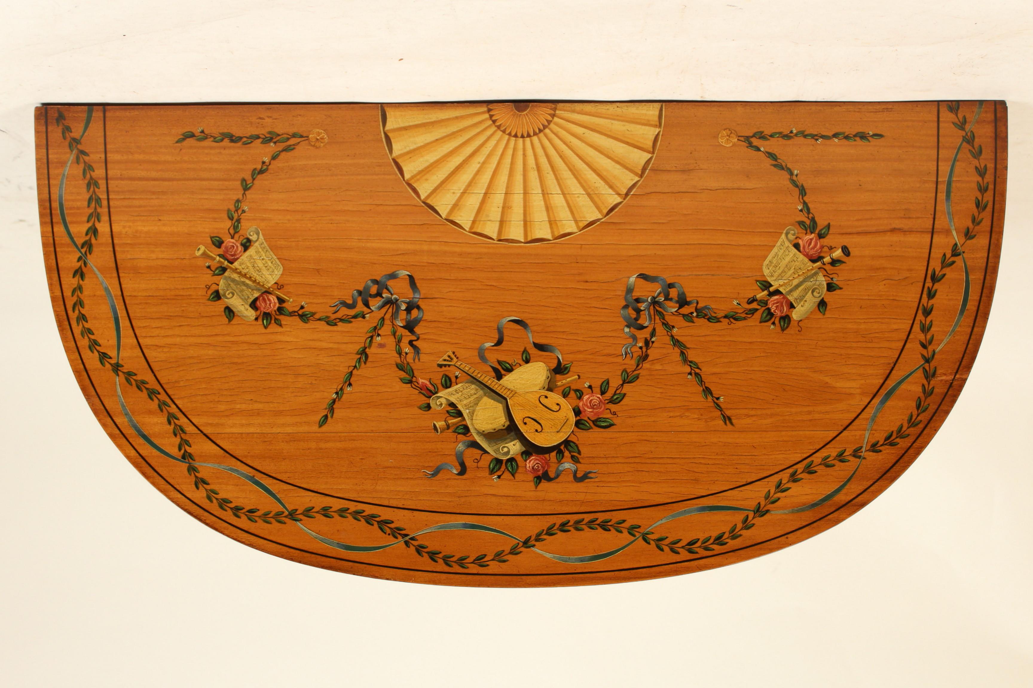 20ième siècle Paire de tables de jeux anglaises en bois de satin peint de style édouardien en vente