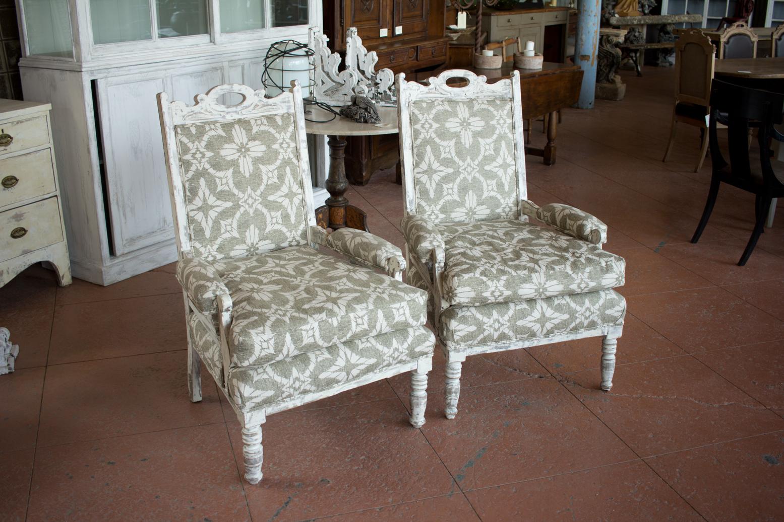 Pair of English Edwardian early 20th century distressed white painted oak framed library chairs. They are newly upholstered in linen/cotton fabric. Would look great in any room and stunning on a porch. Very comfortable.