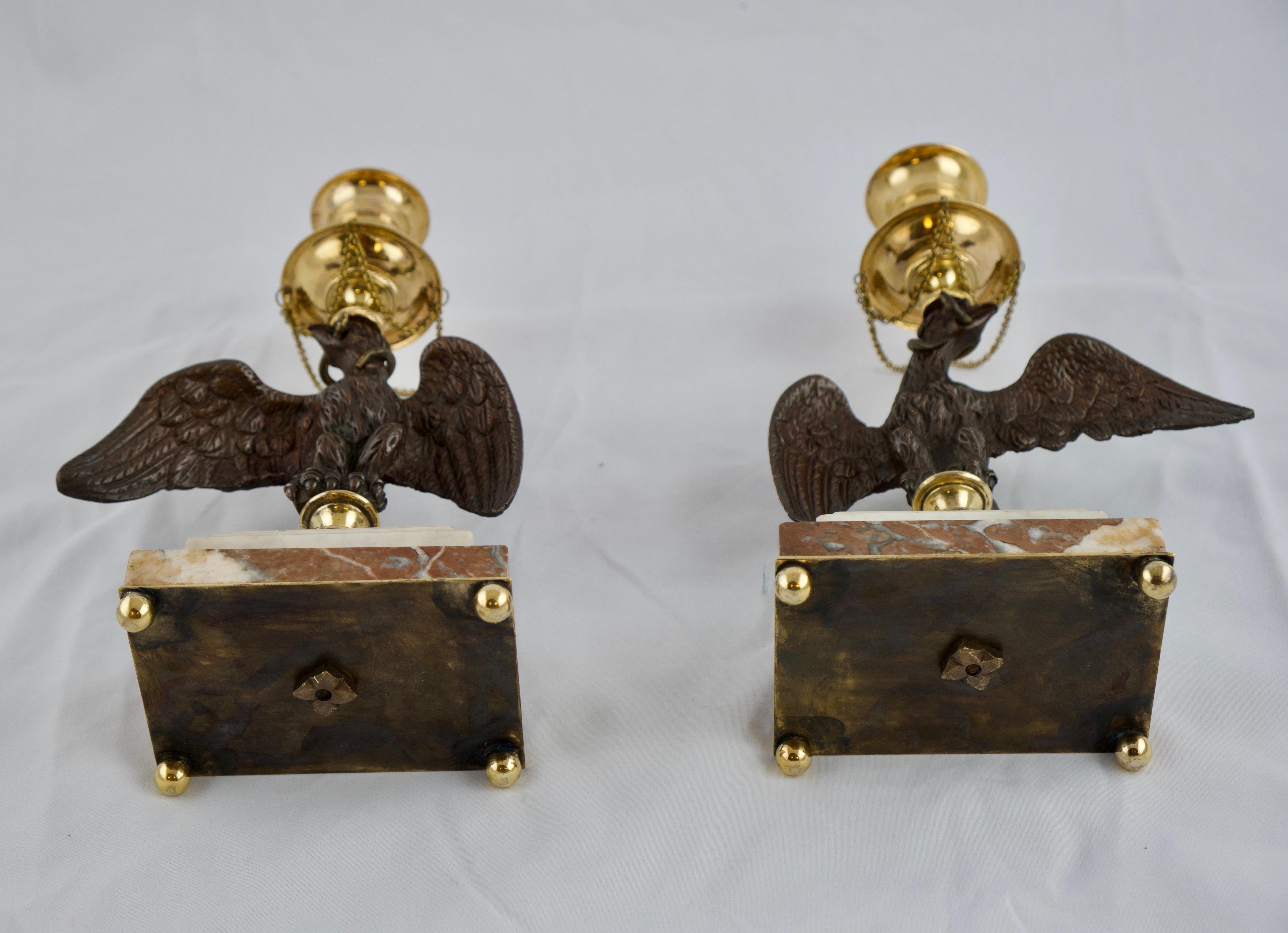 Paar englische Empire-Kerzenständer, frühes 19. Jahrhundert (Vergoldet) im Angebot