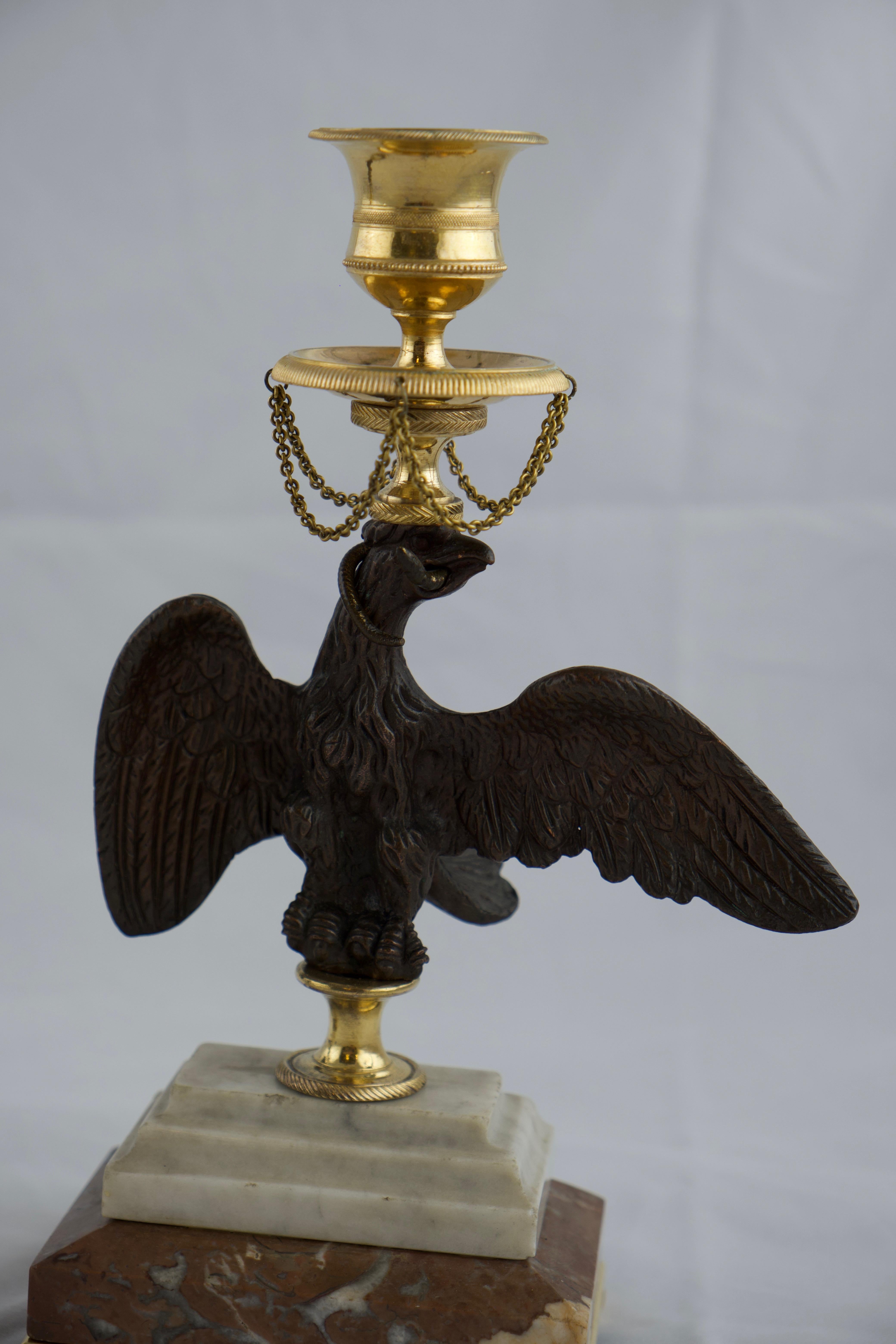 Paar englische Empire-Kerzenständer, frühes 19. Jahrhundert (Bronze) im Angebot