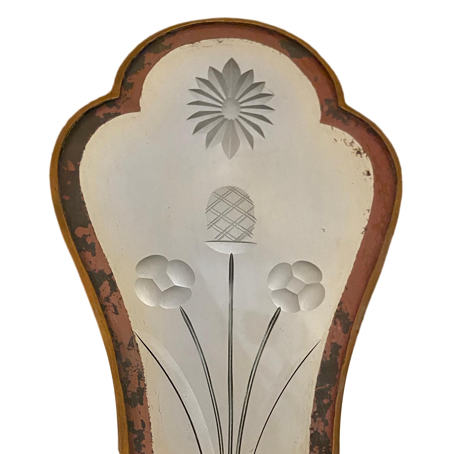Paire d'appliques anglaises à double lumière en bronze patiné, datant des années 1920, avec plaques arrière en miroir gravé.

Mesures :
Hauteur 14.5
