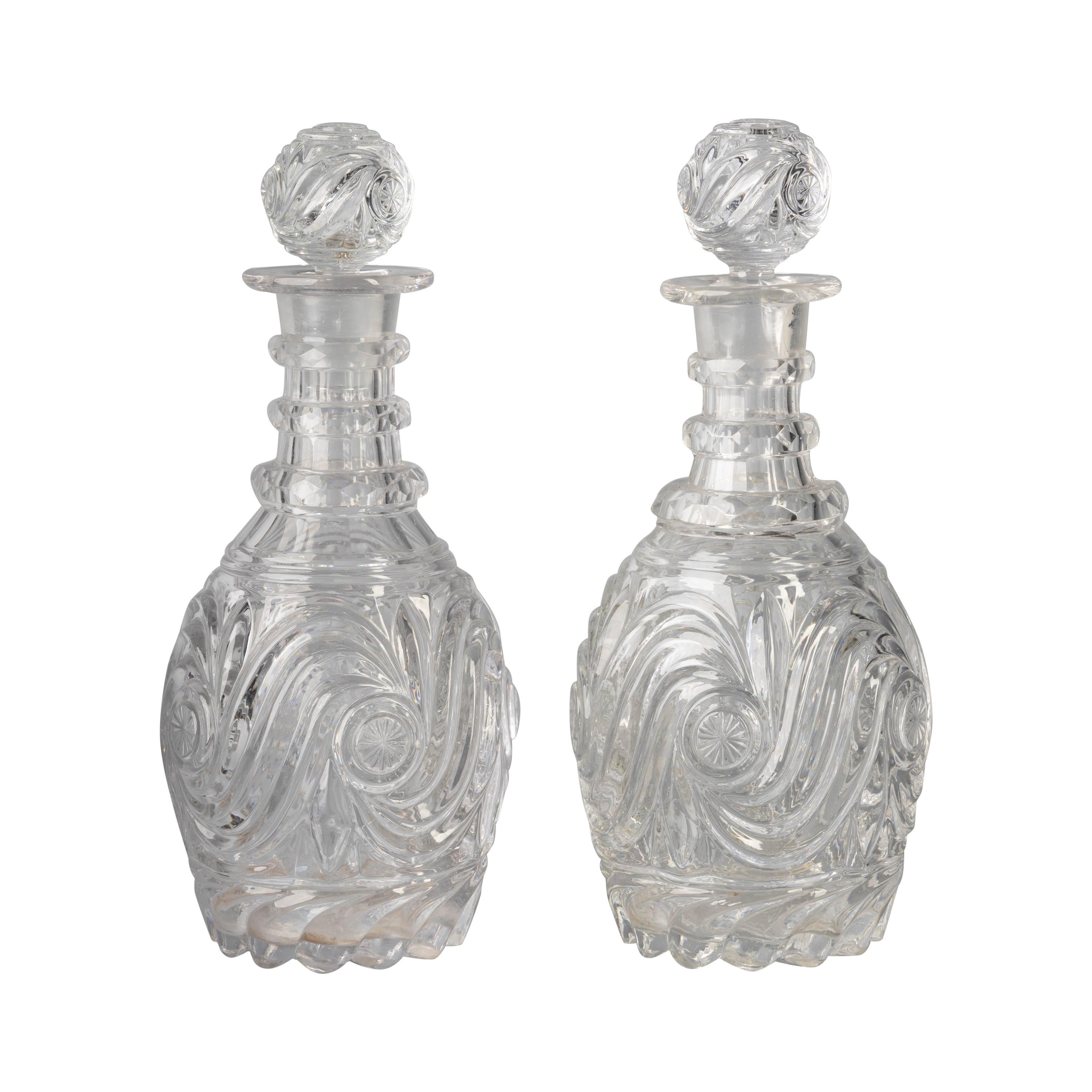 Paire de carafes anglaises en verre taillé de fantaisie:: vers 1840