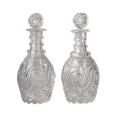 Paire de carafes anglaises en verre taillé de fantaisie:: vers 1840