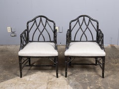 Pareja de sillones ingleses de bambú sintético con respaldo de rejilla, hacia 1920
