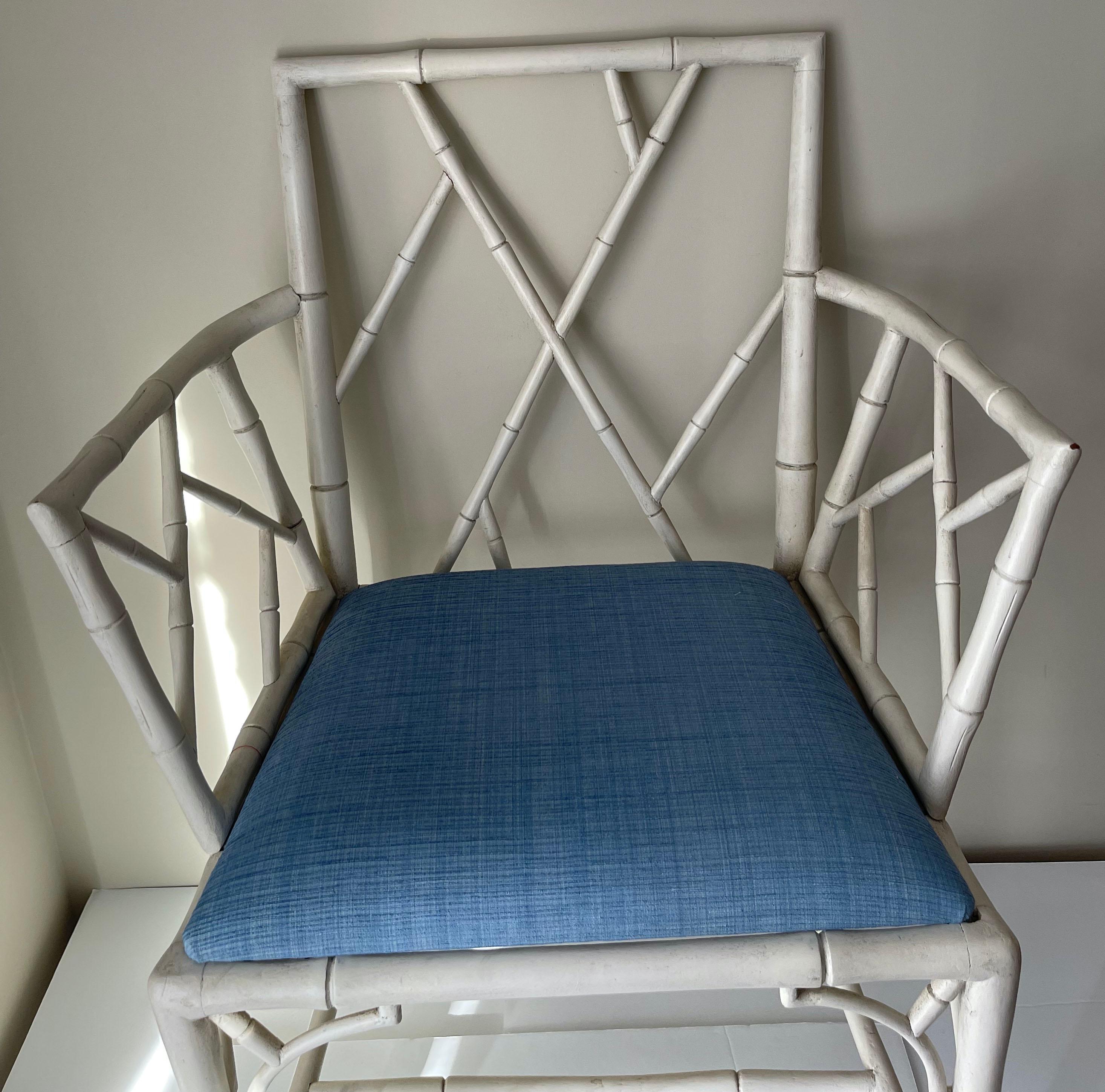 Paar englische Chinoiserie-Sessel aus Kunstbambus in Weiß (Englisch) im Angebot