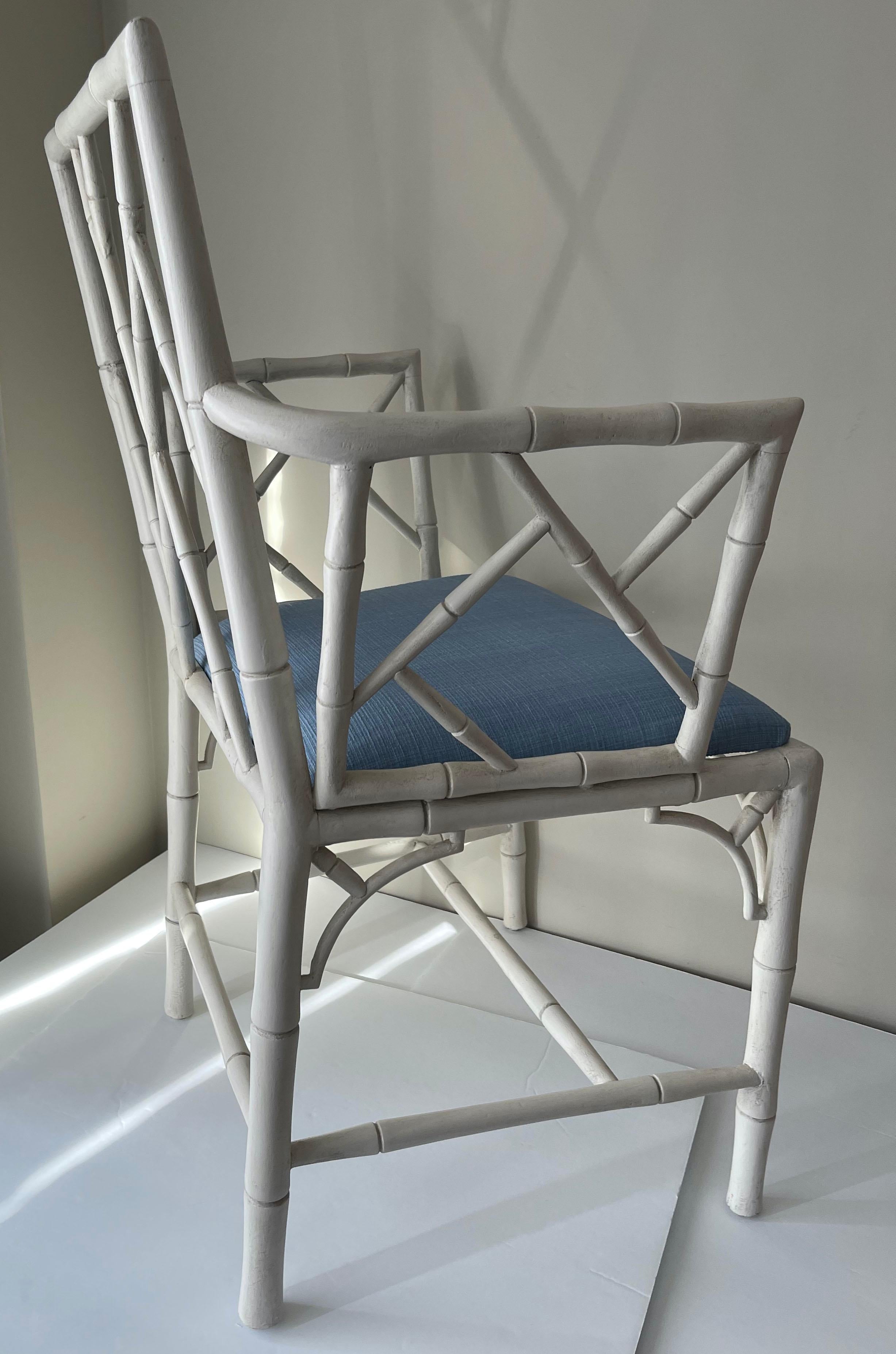 Peint Paire de fauteuils anglais de style chinoiserie en faux bambou blanc en vente