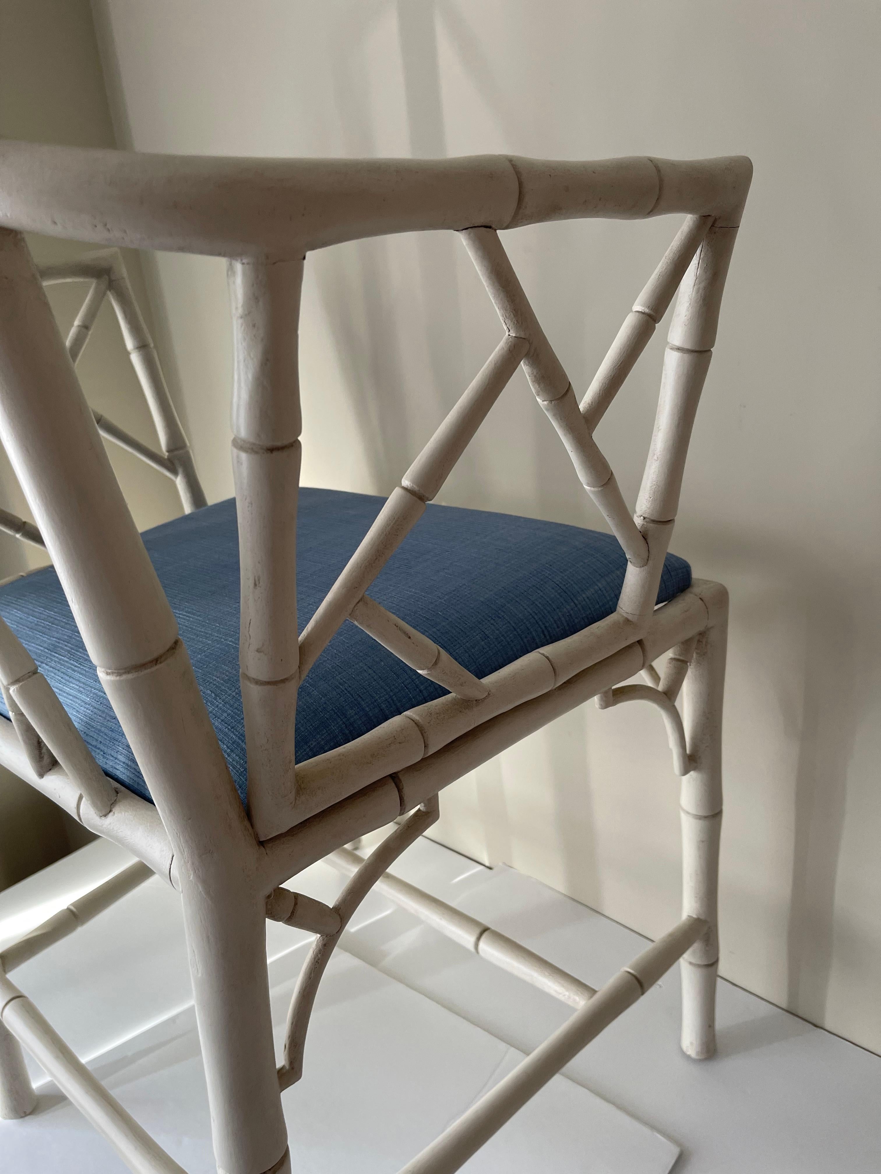 Milieu du XXe siècle Paire de fauteuils anglais de style chinoiserie en faux bambou blanc en vente