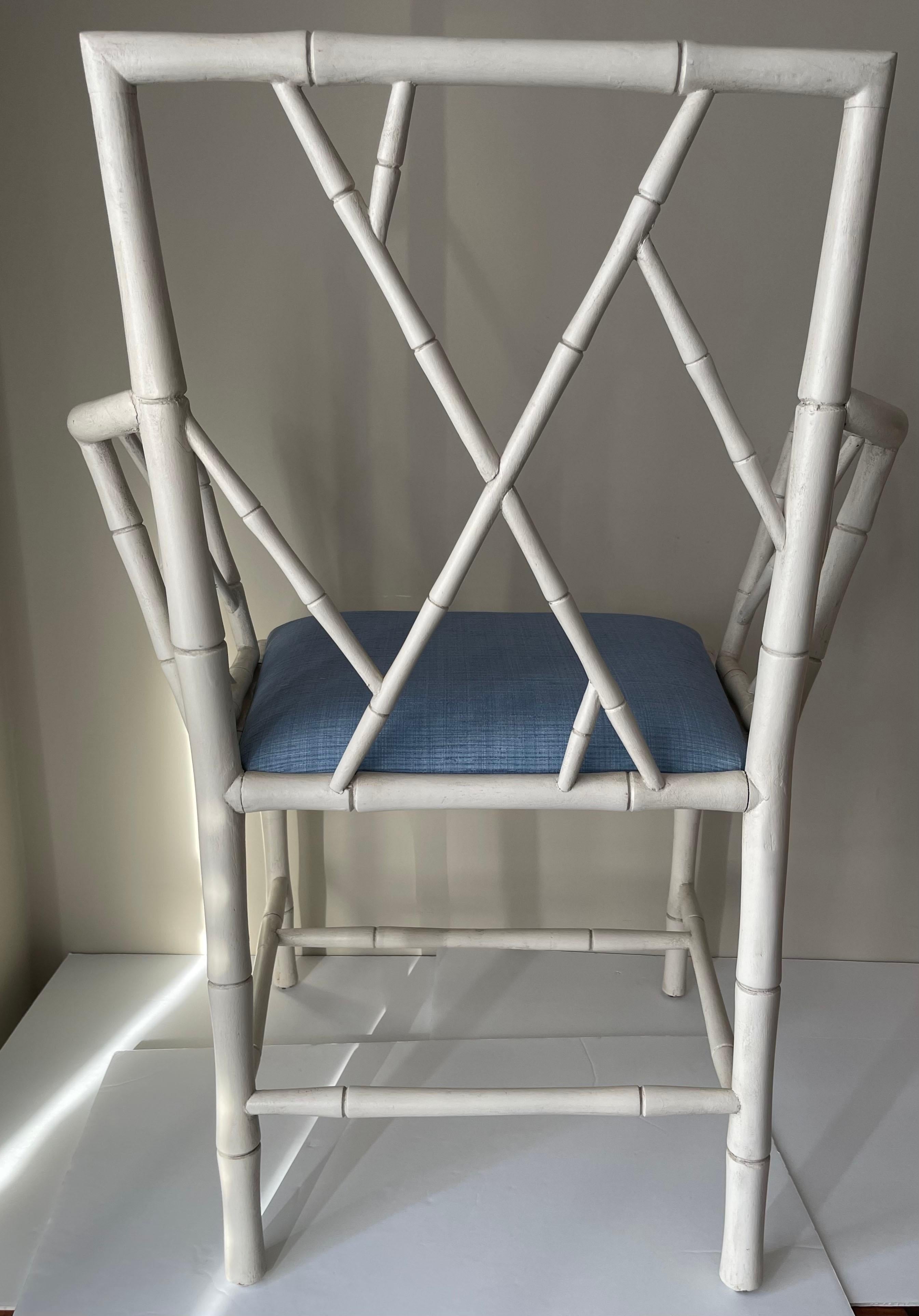 Paire de fauteuils anglais de style chinoiserie en faux bambou blanc en vente 1