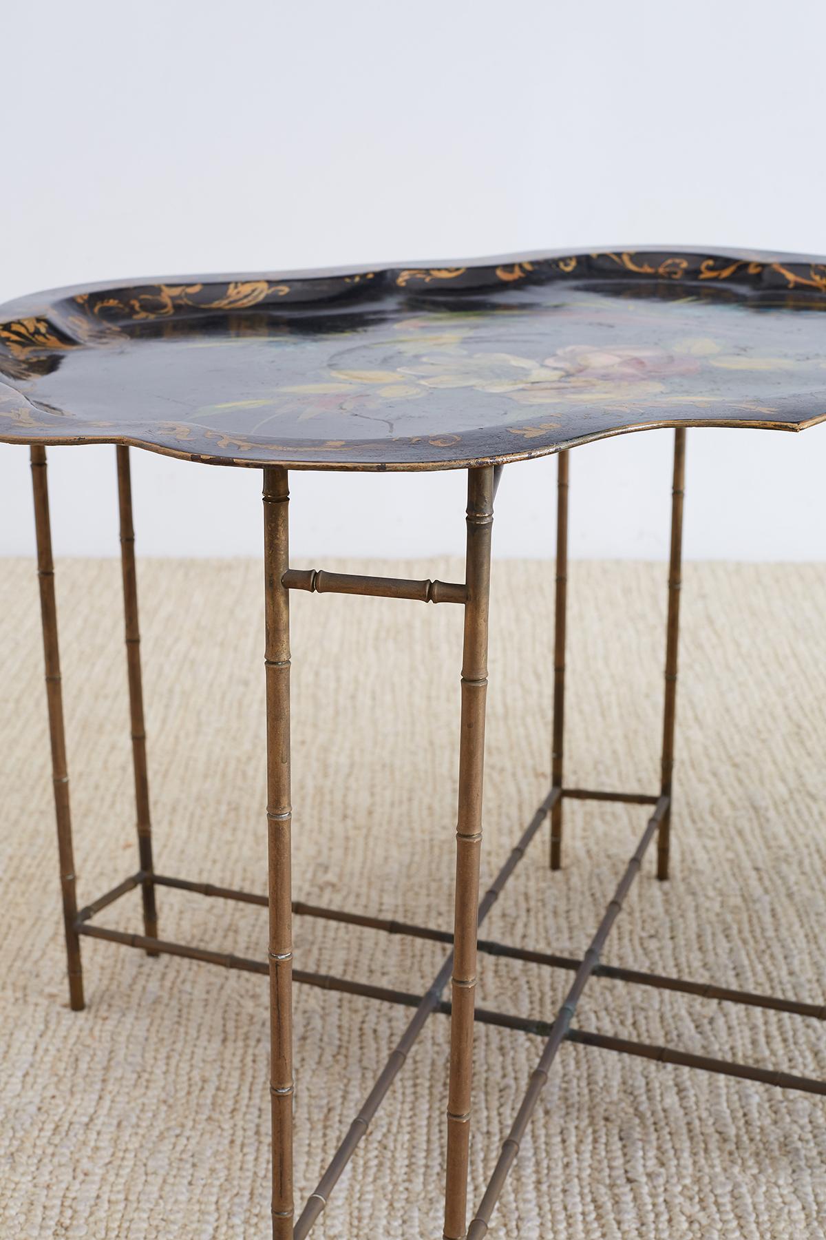 Imitation bambou Paire de tables à plateaux anglaises en faux bambou et faux bambou en vente