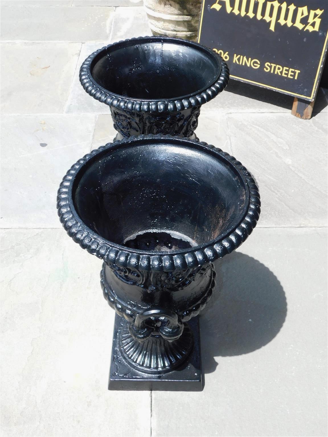 Paar englische figurale Urnen aus Gusseisen und bemalte Campana-Form, um 1880 (Spätes 19. Jahrhundert) im Angebot
