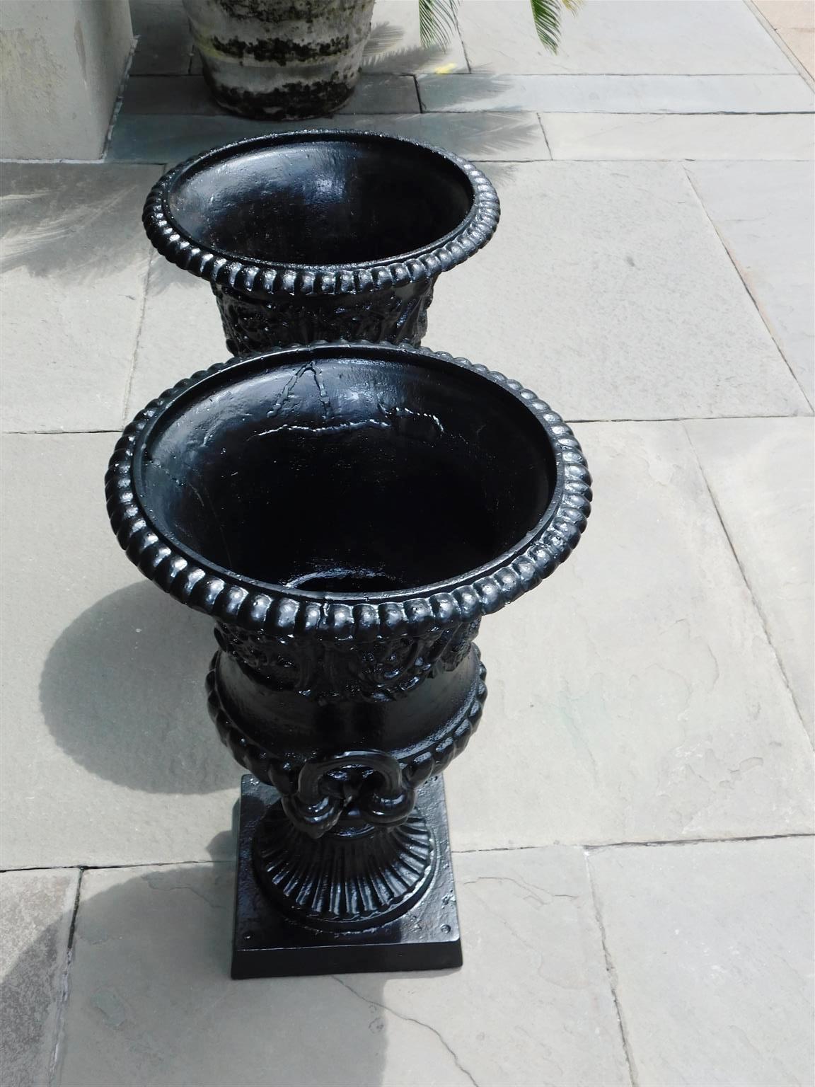 Paar englische figurale Urnen aus Gusseisen und bemalte Campana-Form, um 1880 (Eisen) im Angebot