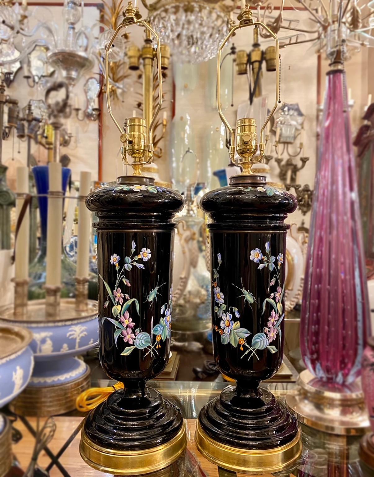 Porcelaine Paire de lampes anglaises à motifs floraux en vente